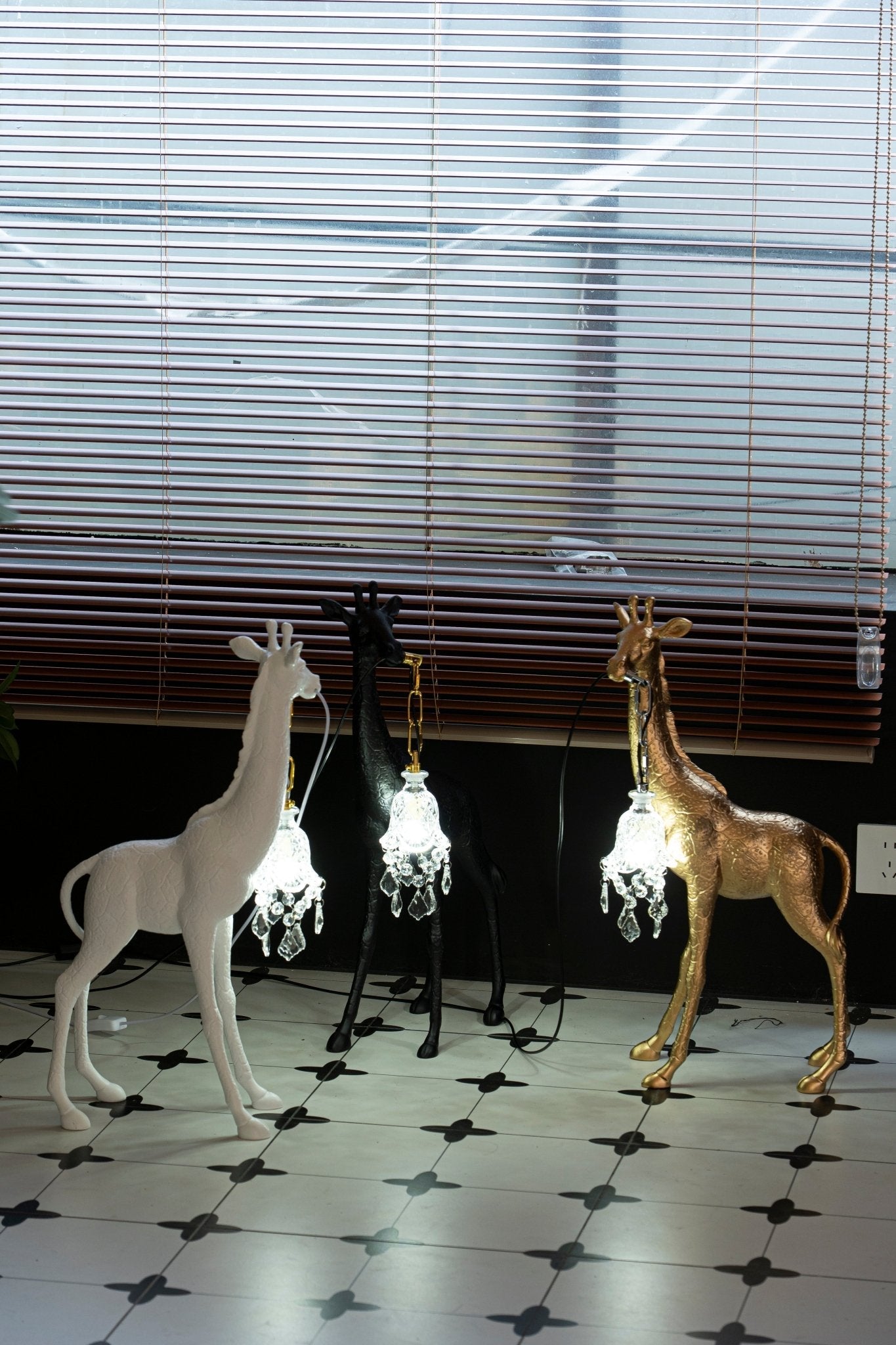Fexl Luxurious Giraffe Royale Sculpture Floor Lamp-Neutral Decor