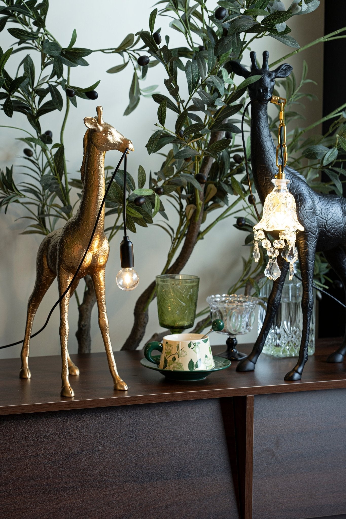 Fexl Luxurious Giraffe Royale Sculpture Floor Lamp-Neutral Decor