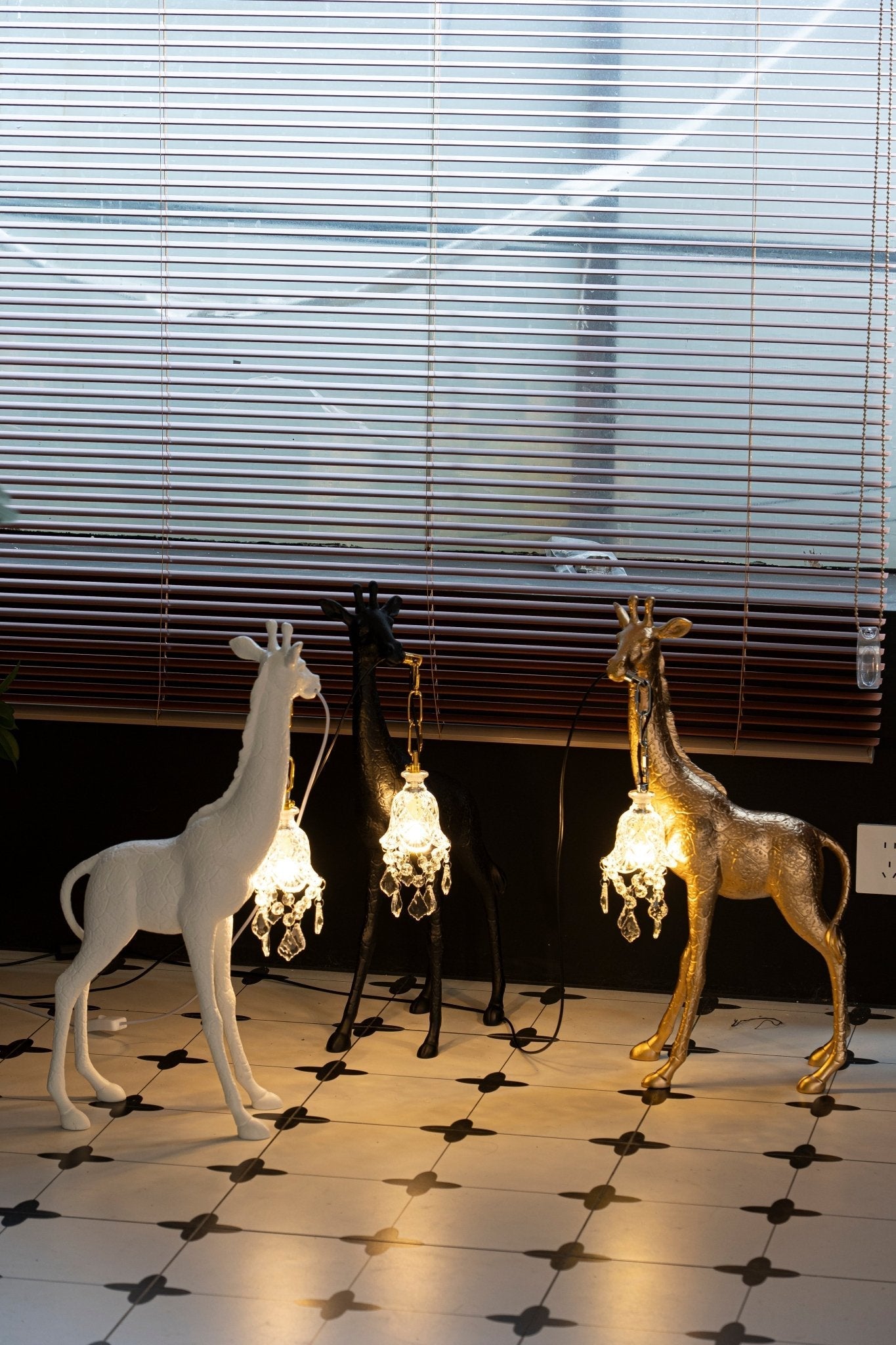 Fexl Luxurious Giraffe Royale Sculpture Floor Lamp-Neutral Decor