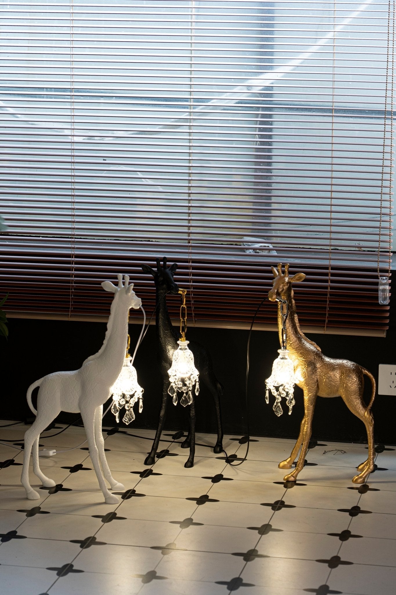 Fexl Luxurious Giraffe Royale Sculpture Floor Lamp-Neutral Decor