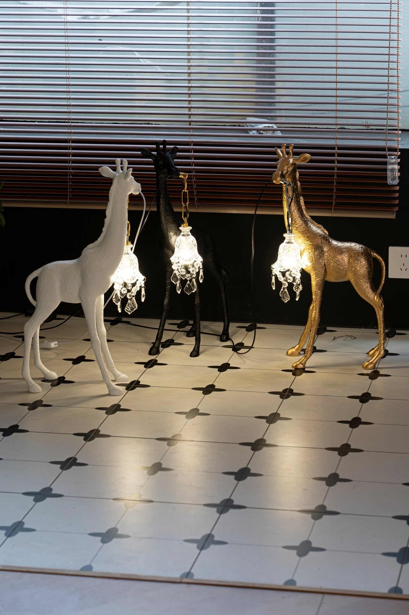 Fexl Luxurious Giraffe Royale Sculpture Floor Lamp-Neutral Decor