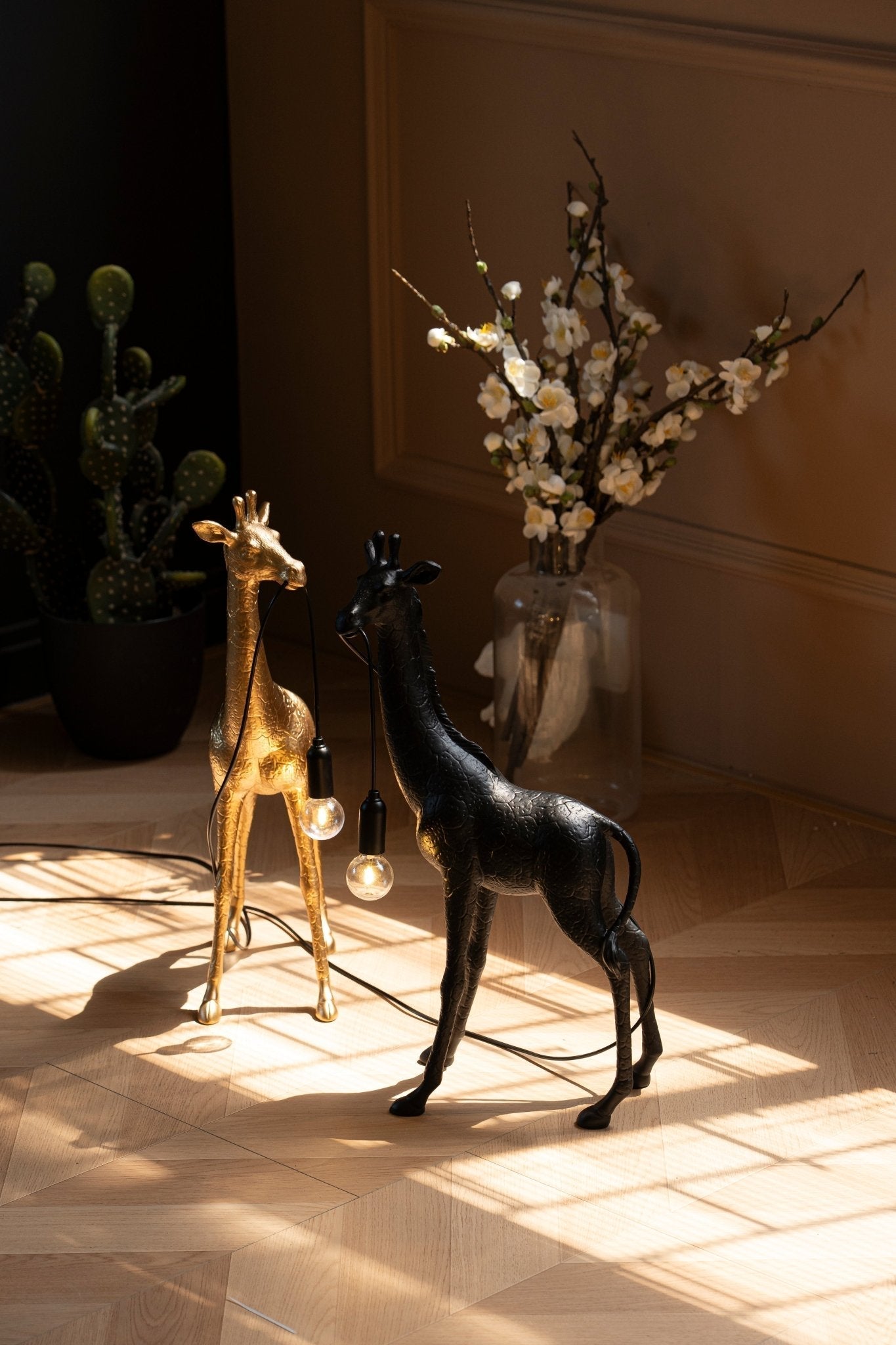 Fexl Luxurious Giraffe Royale Sculpture Floor Lamp-Neutral Decor