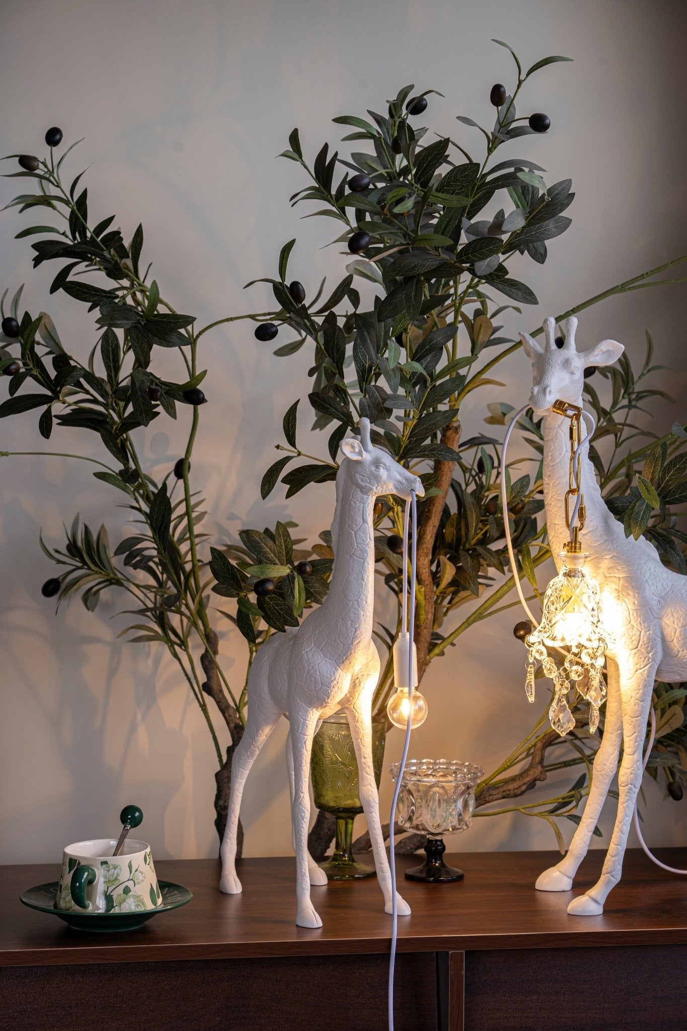Fexl Luxurious Giraffe Royale Sculpture Floor Lamp-Neutral Decor