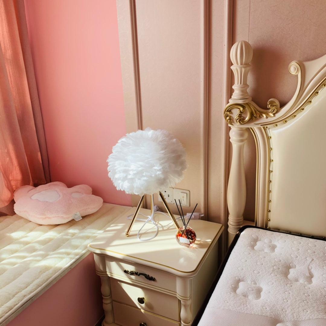Nilo Feather Feminine Table Lamp-Neutral Decor