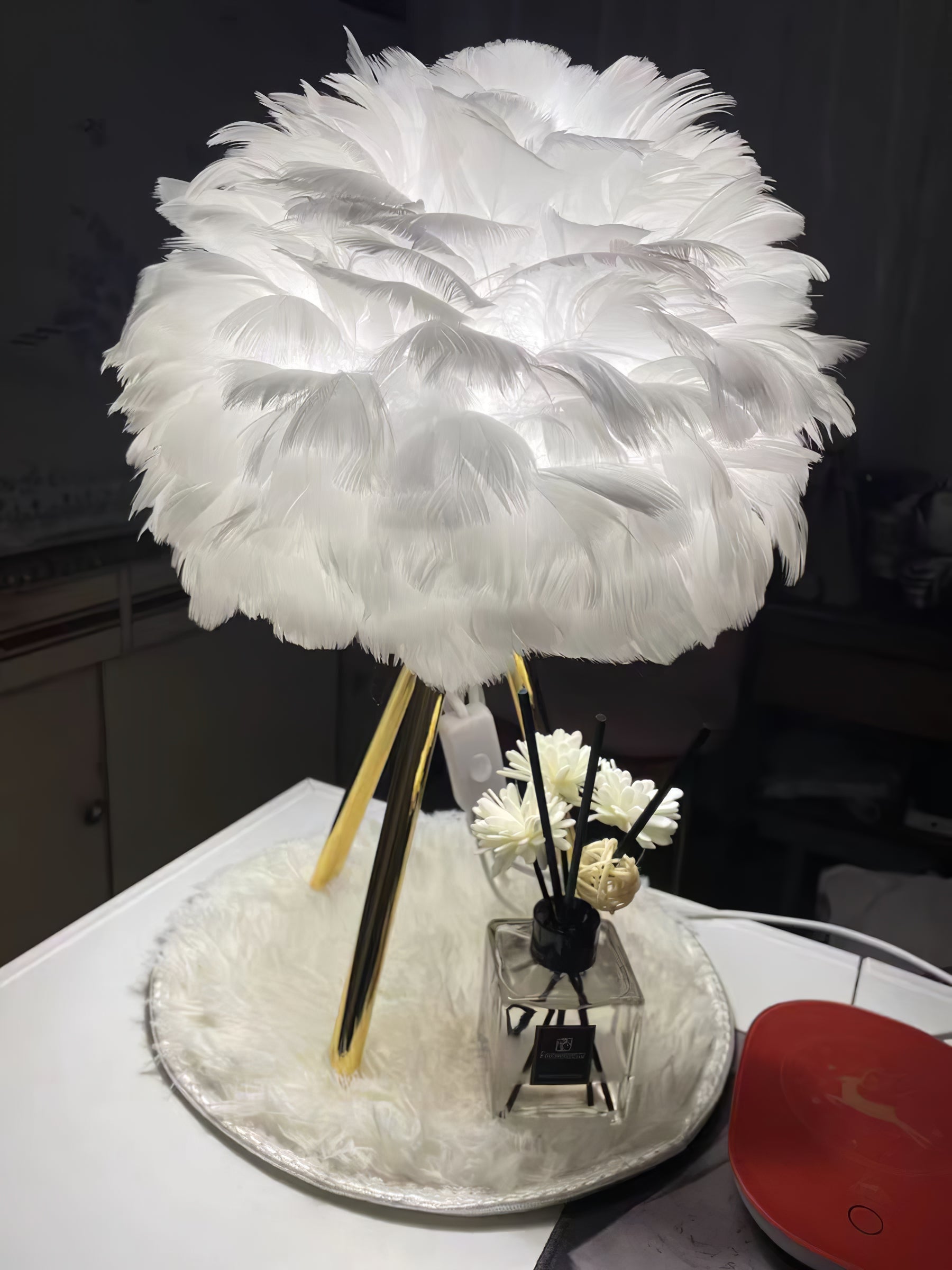 Nilo Feather Feminine Table Lamp-Neutral Decor