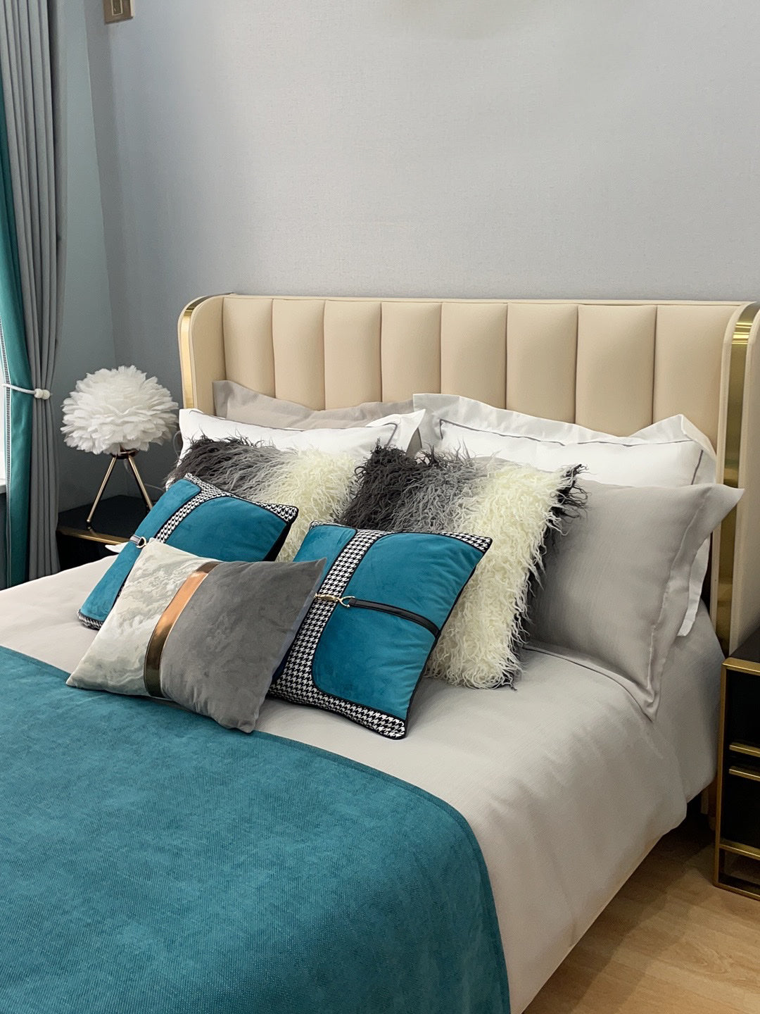 Nilo Feather Feminine Table Lamp-Neutral Decor