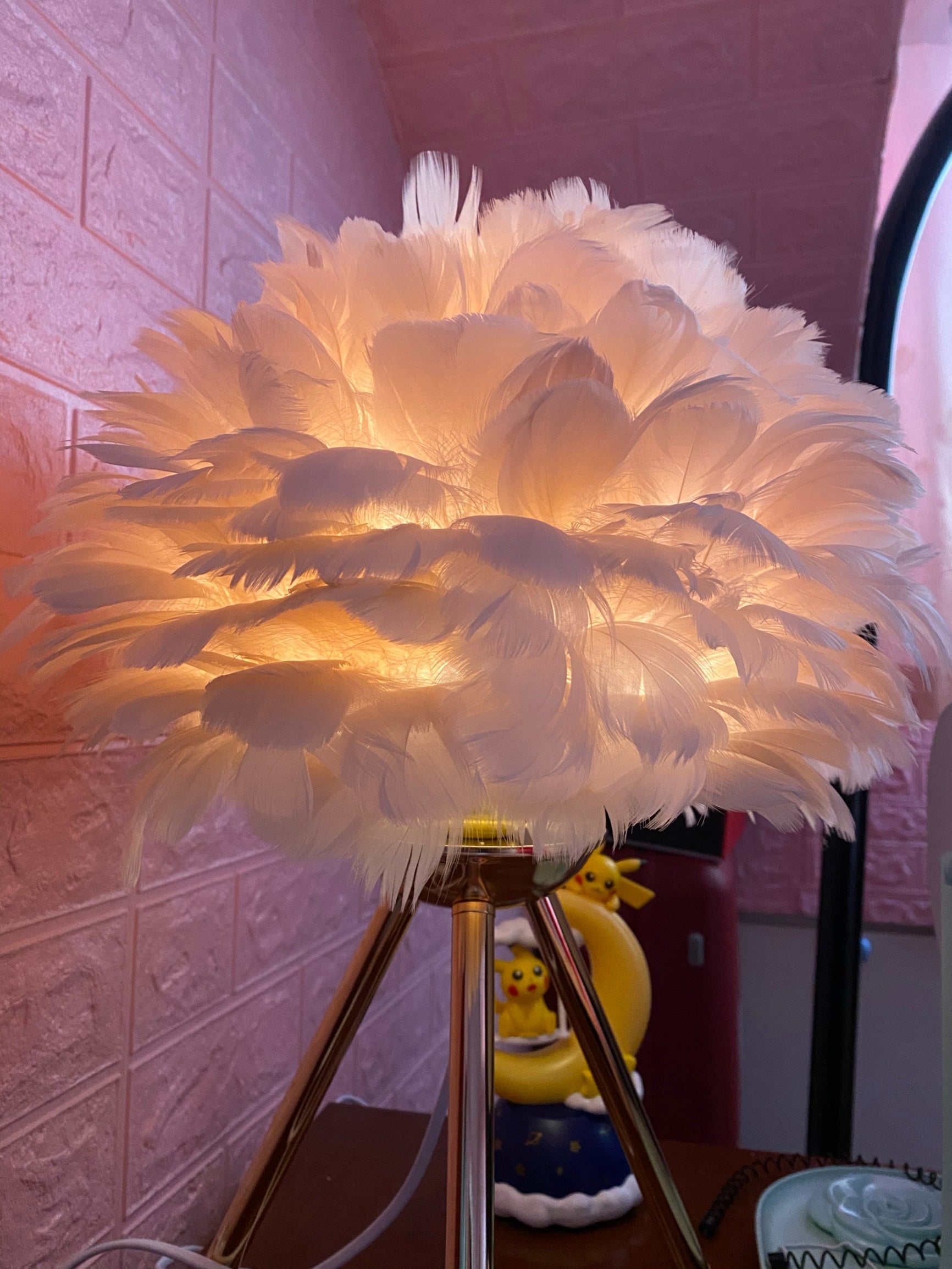 Nilo Feather Feminine Table Lamp-Neutral Decor