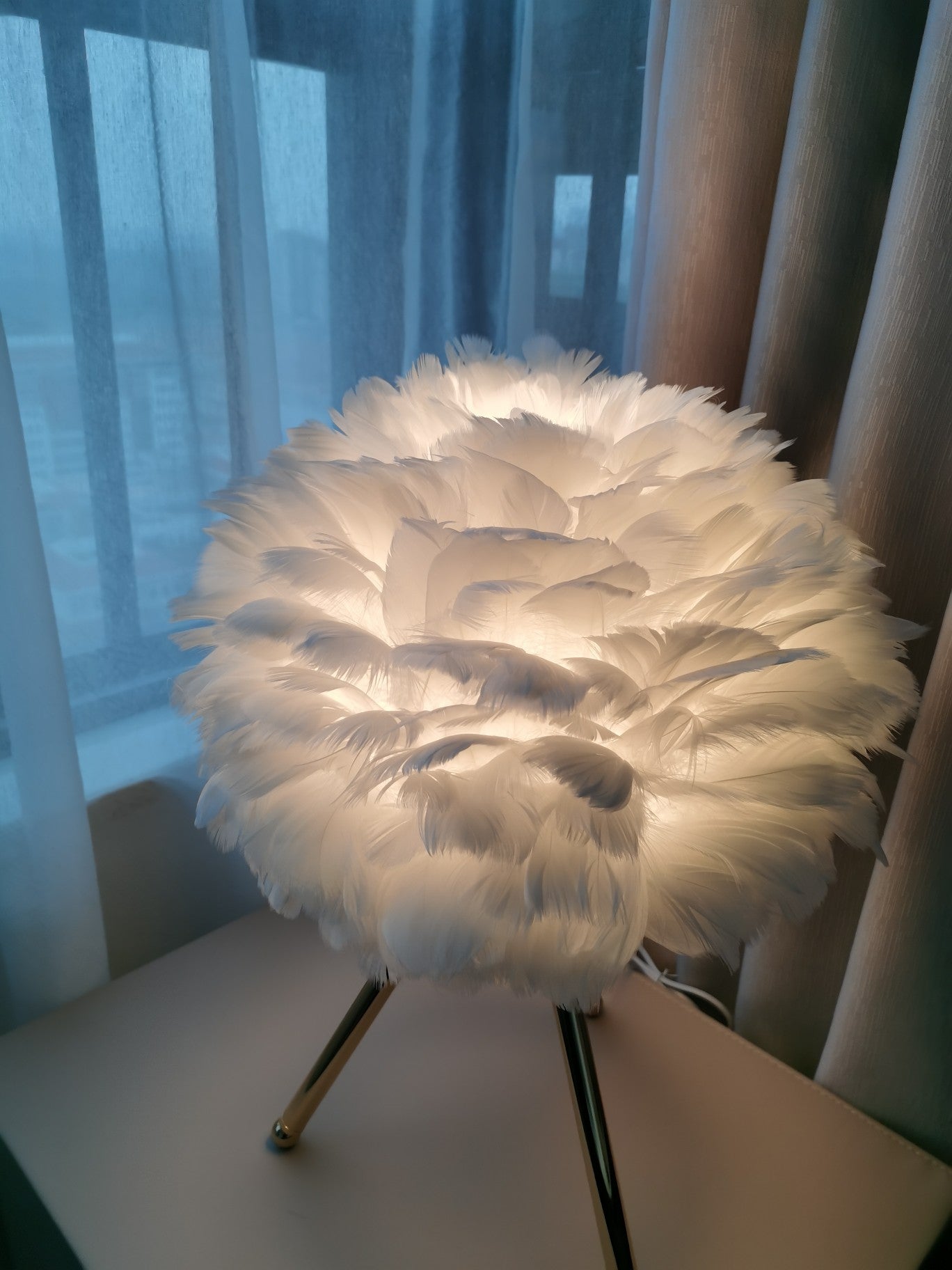 Nilo Feather Feminine Table Lamp-Neutral Decor