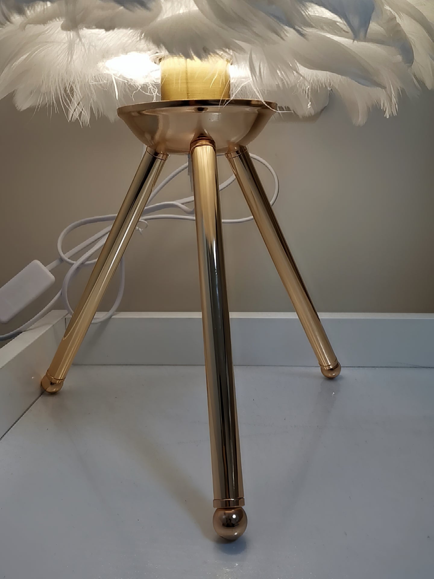 Nilo Feather Feminine Table Lamp-Neutral Decor