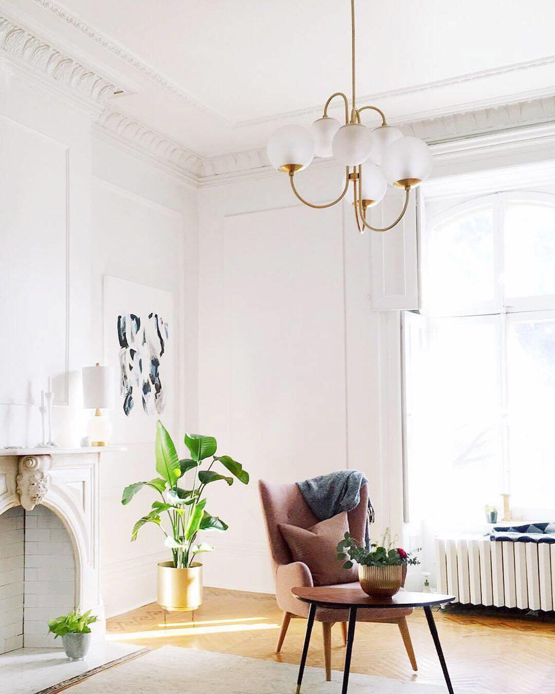 Lustra Chandelier Brass Globe Cluster Curved Arm-Neutral Decor