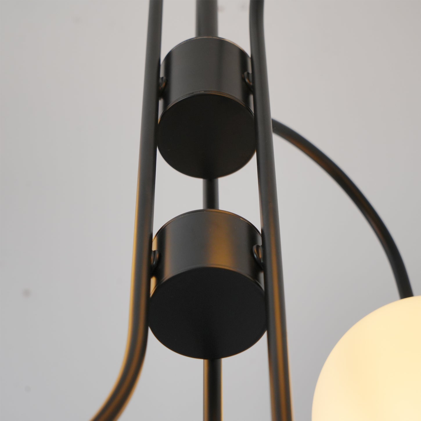 Lustra Chandelier Brass Globe Cluster Curved Arm-Neutral Decor