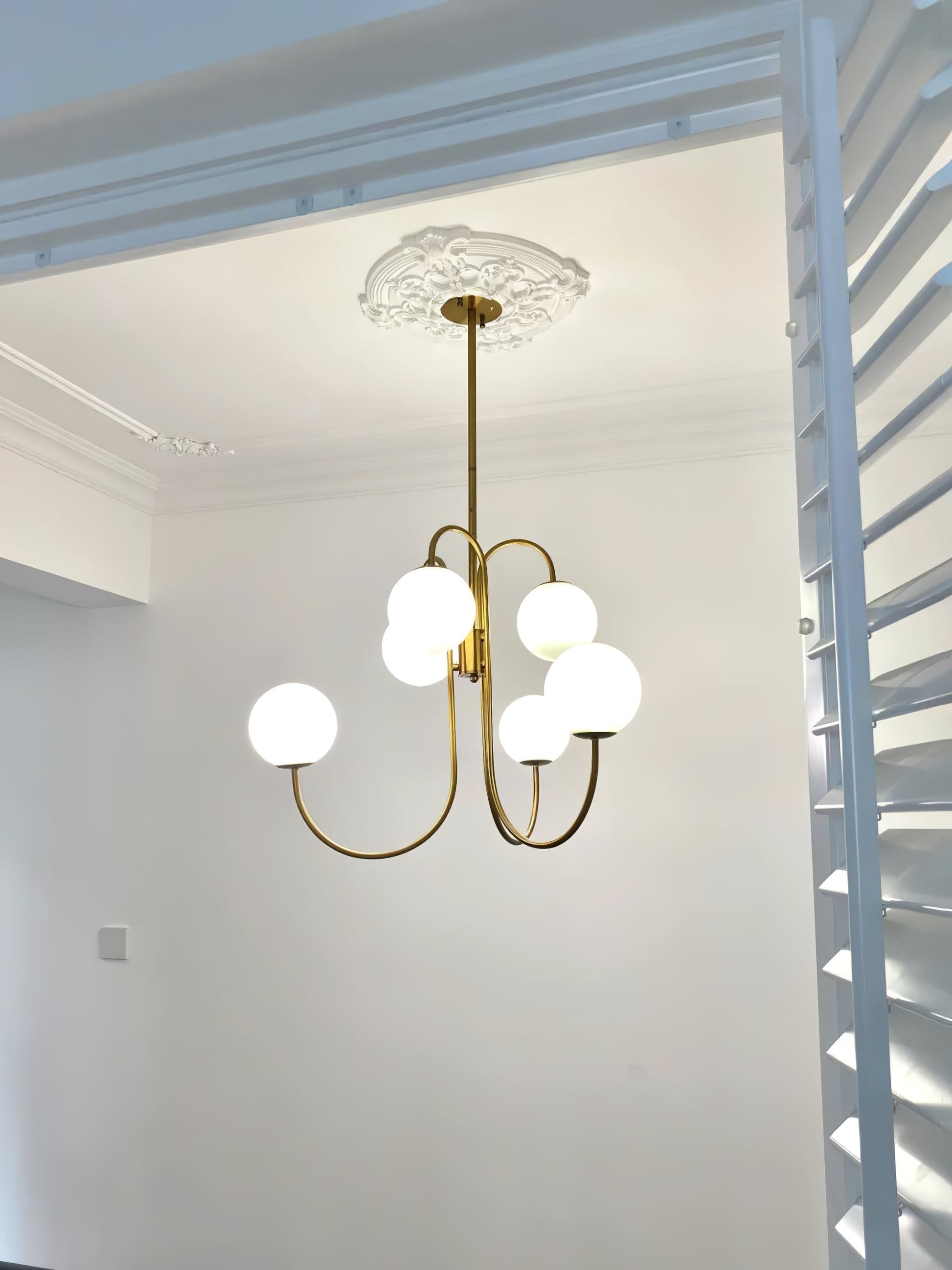 Lustra Chandelier Brass Globe Cluster Curved Arm-Neutral Decor