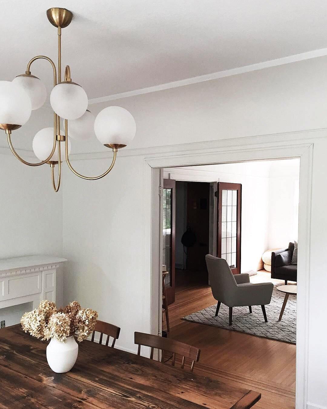 Lustra Chandelier Brass Globe Cluster Curved Arm-Neutral Decor
