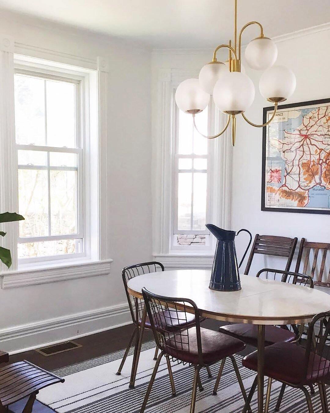 Lustra Chandelier Brass Globe Cluster Curved Arm-Neutral Decor