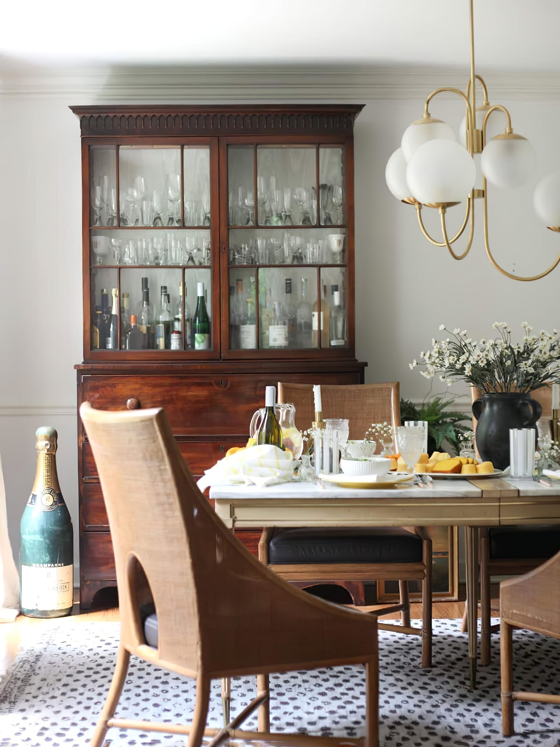 Lustra Chandelier Brass Globe Cluster Curved Arm-Neutral Decor