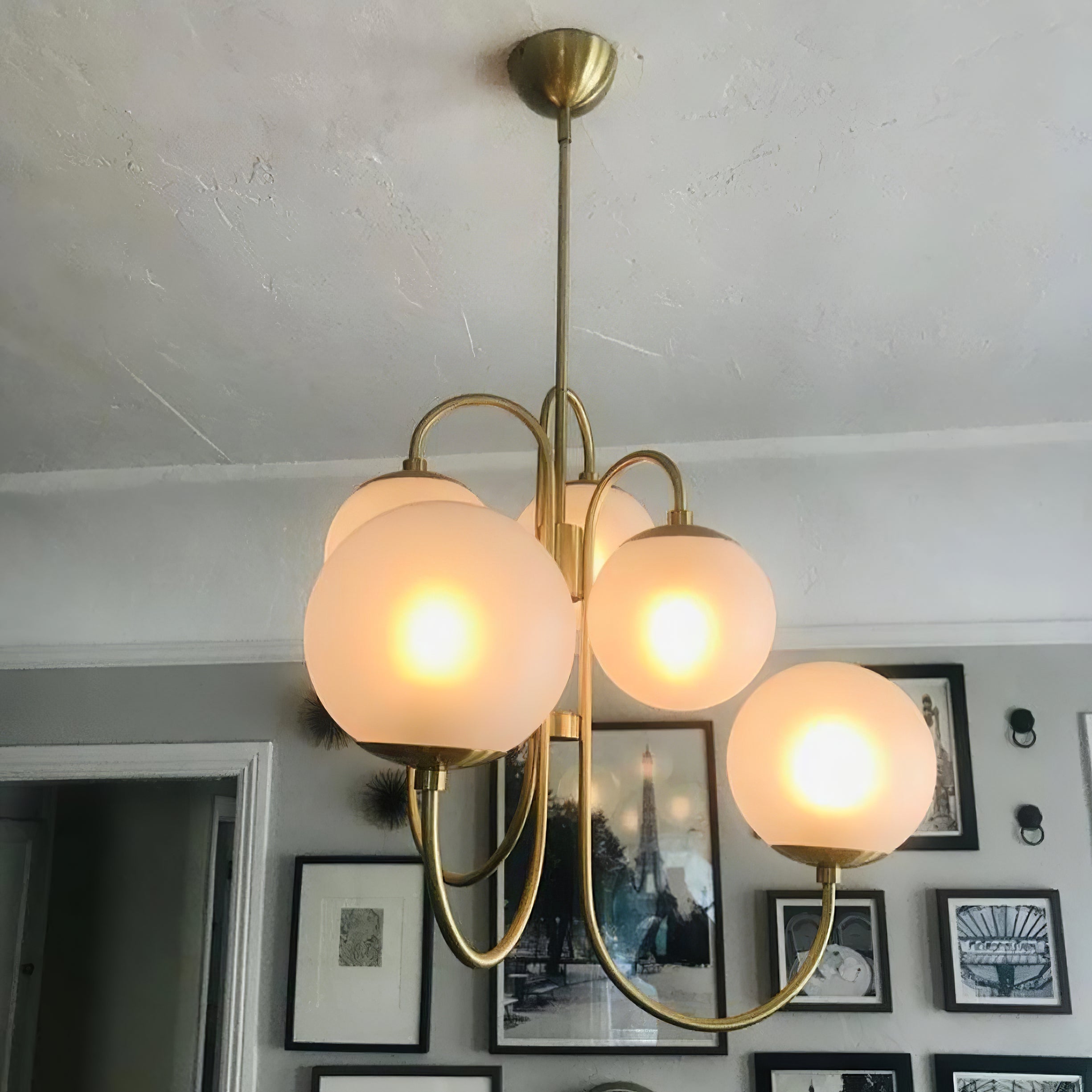 Lustra Chandelier Brass Globe Cluster Curved Arm-Neutral Decor