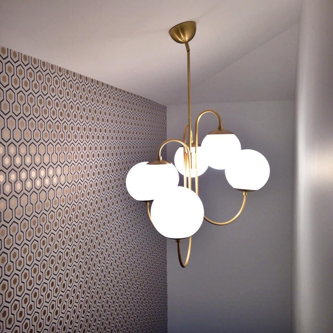 Lustra Chandelier Brass Globe Cluster Curved Arm-Neutral Decor