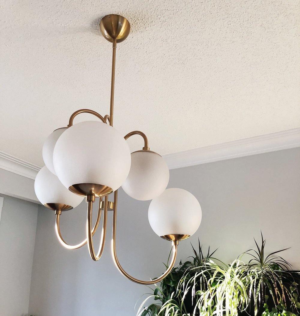 Lustra Chandelier Brass Globe Cluster Curved Arm-Neutral Decor