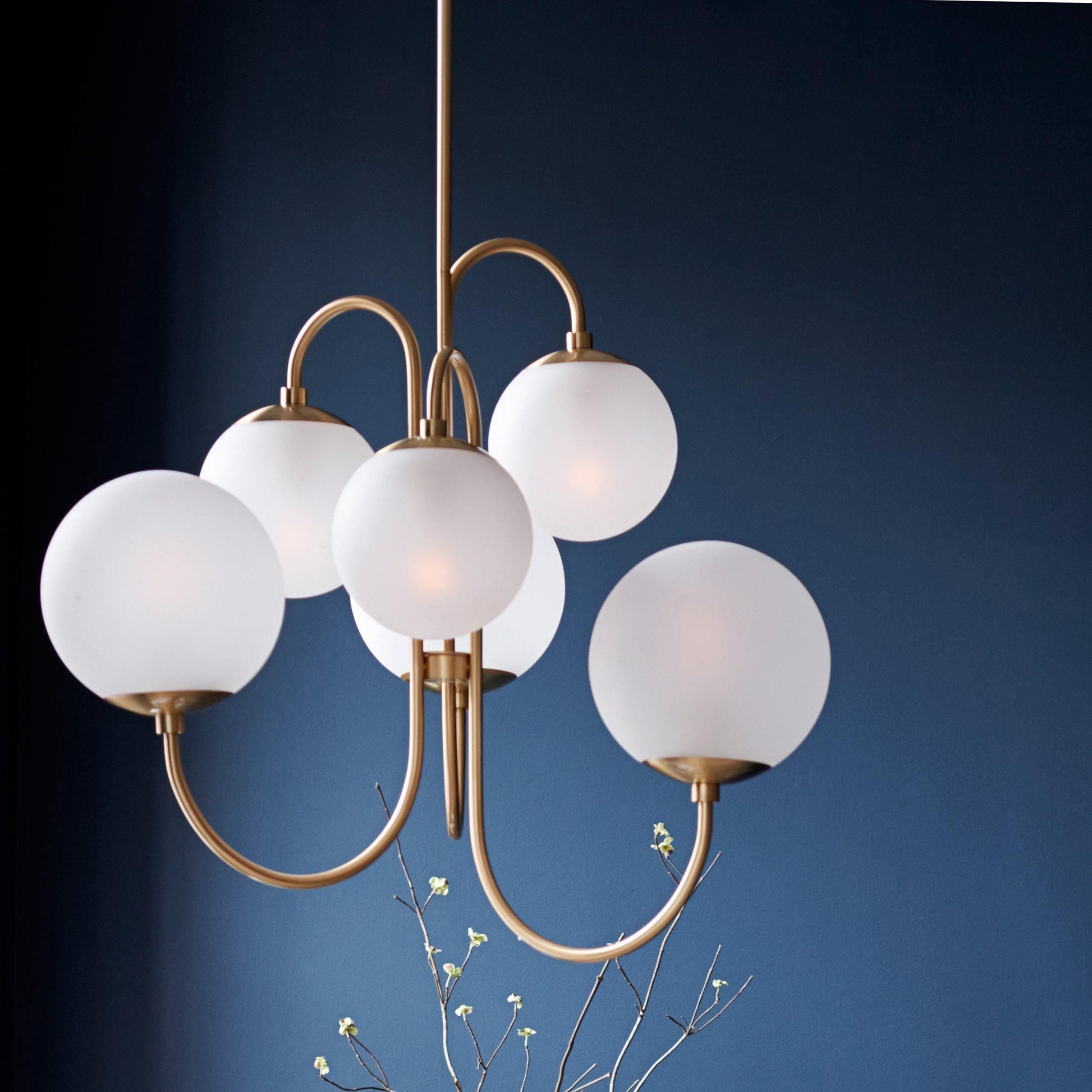 Lustra Chandelier Brass Globe Cluster Curved Arm-Neutral Decor