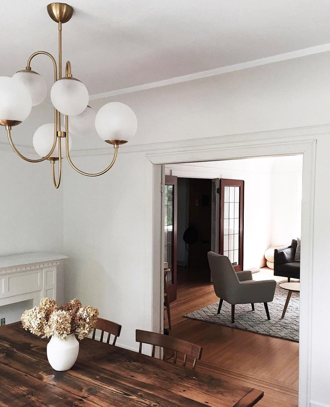 Lustra Chandelier Brass Globe Cluster Curved Arm-Neutral Decor