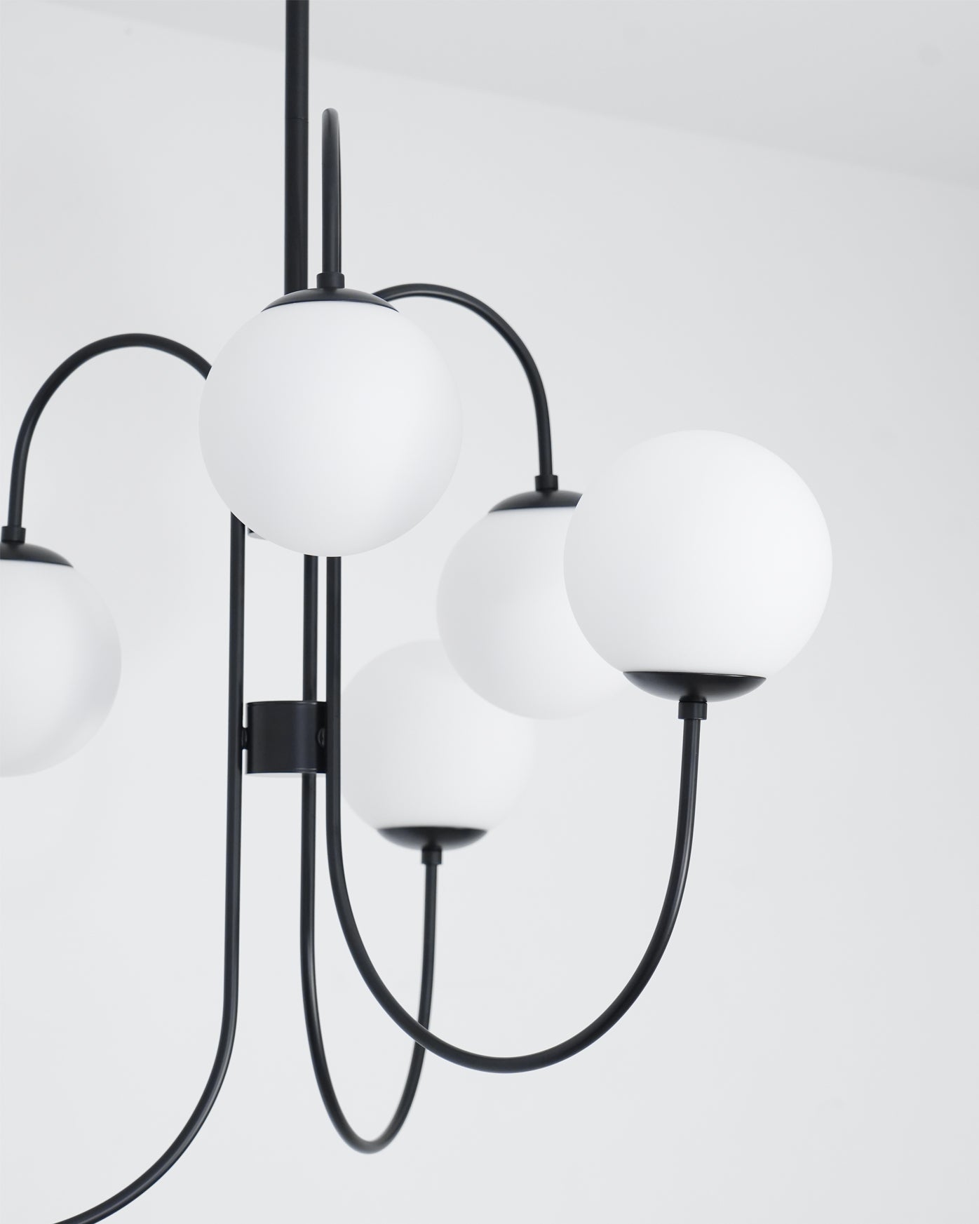 Lustra Chandelier Brass Globe Cluster Curved Arm-Neutral Decor