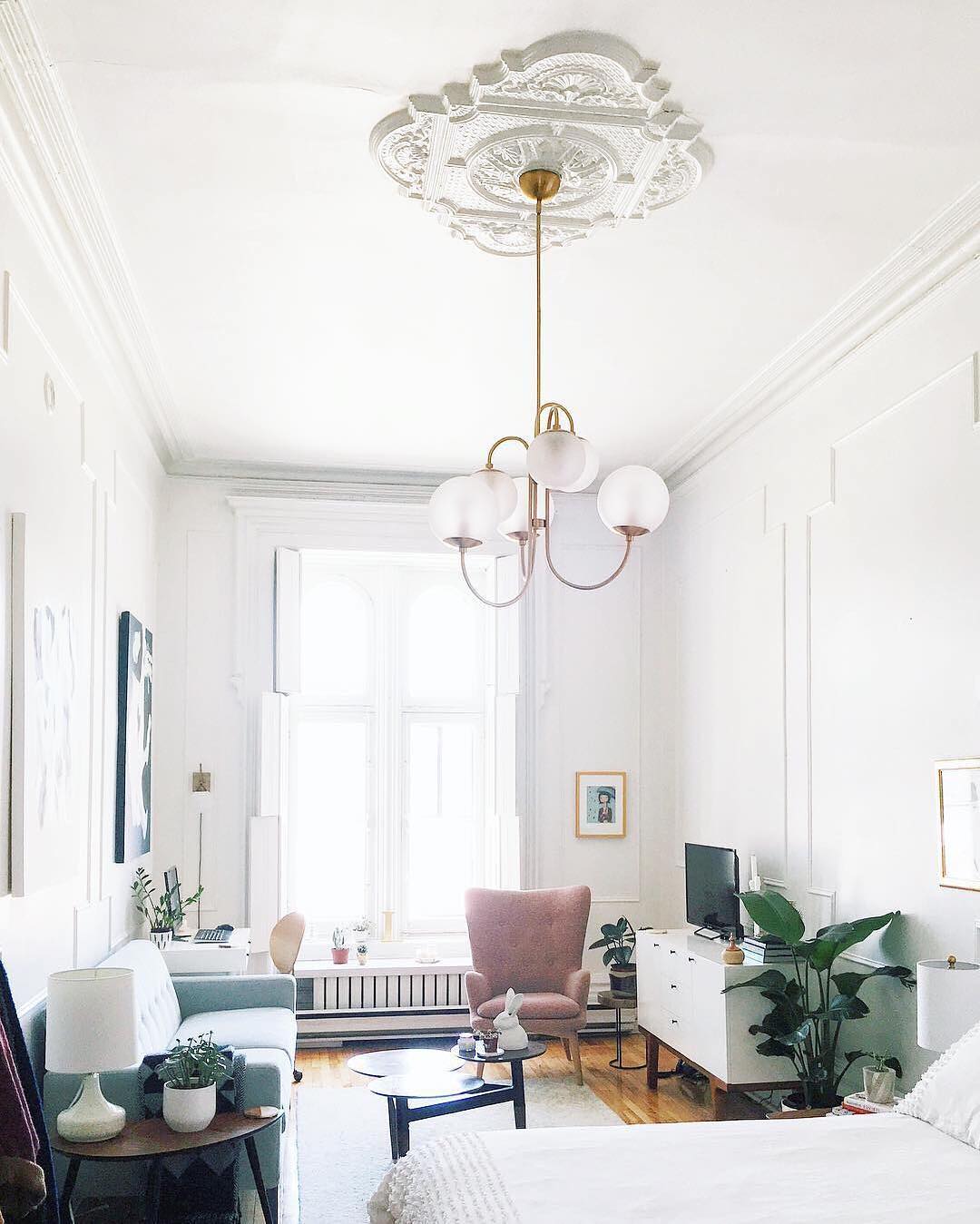Lustra Chandelier Brass Globe Cluster Curved Arm-Neutral Decor