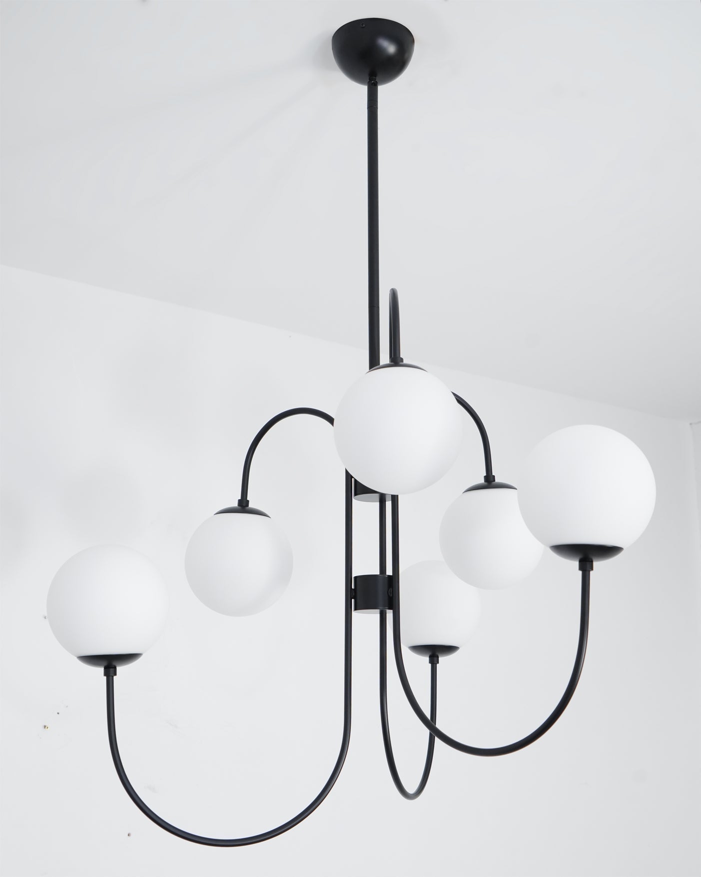 Lustra Chandelier Brass Globe Cluster Curved Arm-Neutral Decor