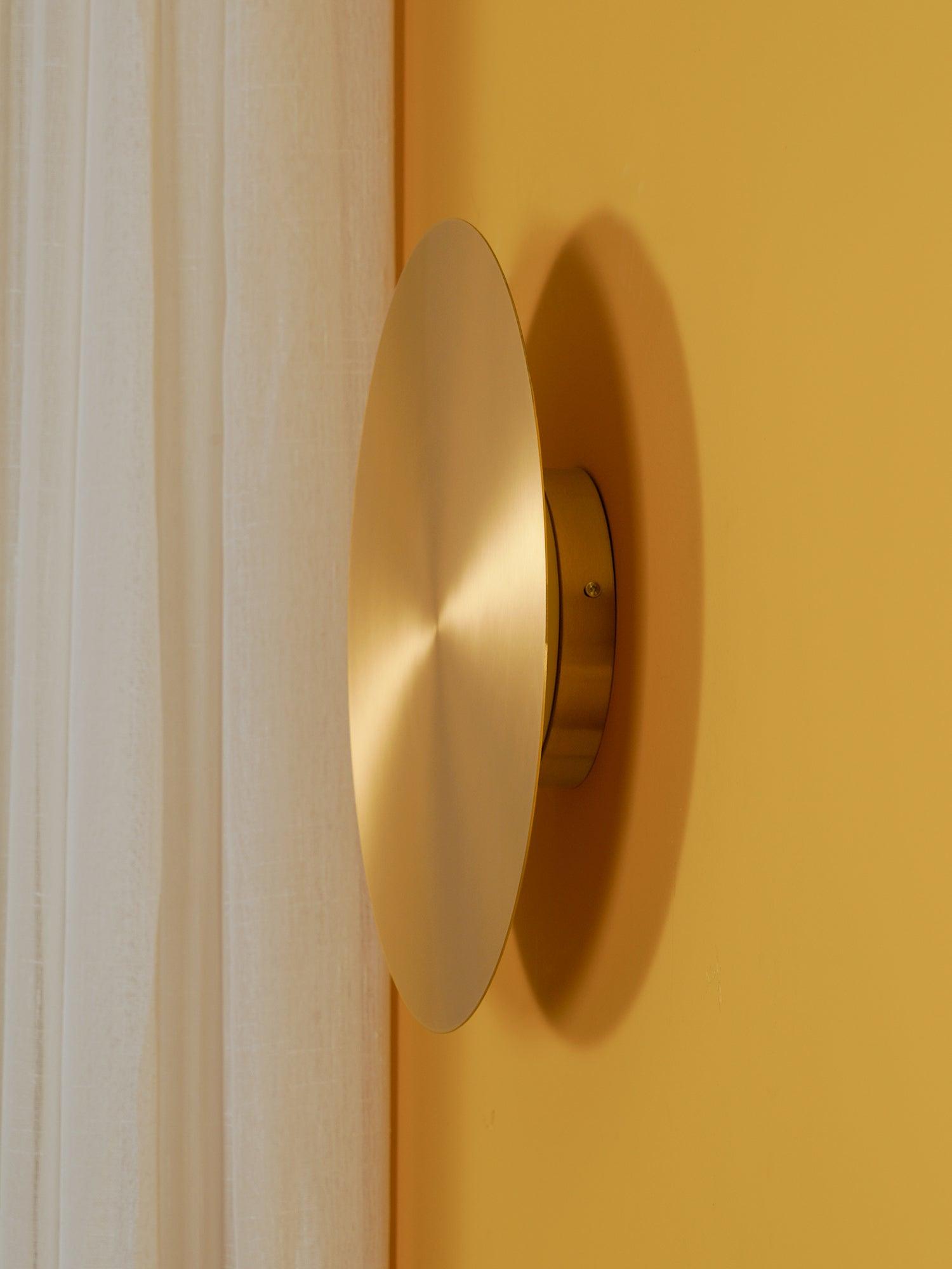 Phelan Brass Minimalist Wall Lamp-Neutral Decor