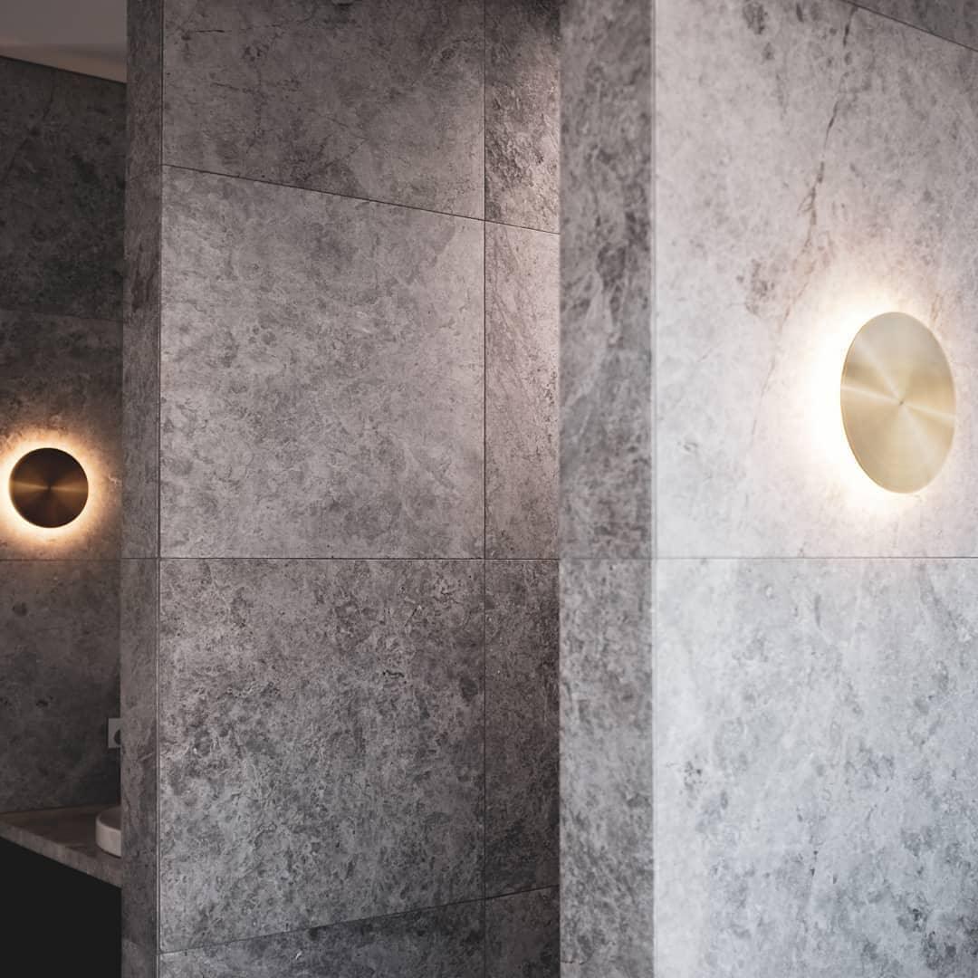 Phelan Brass Minimalist Wall Lamp-Neutral Decor