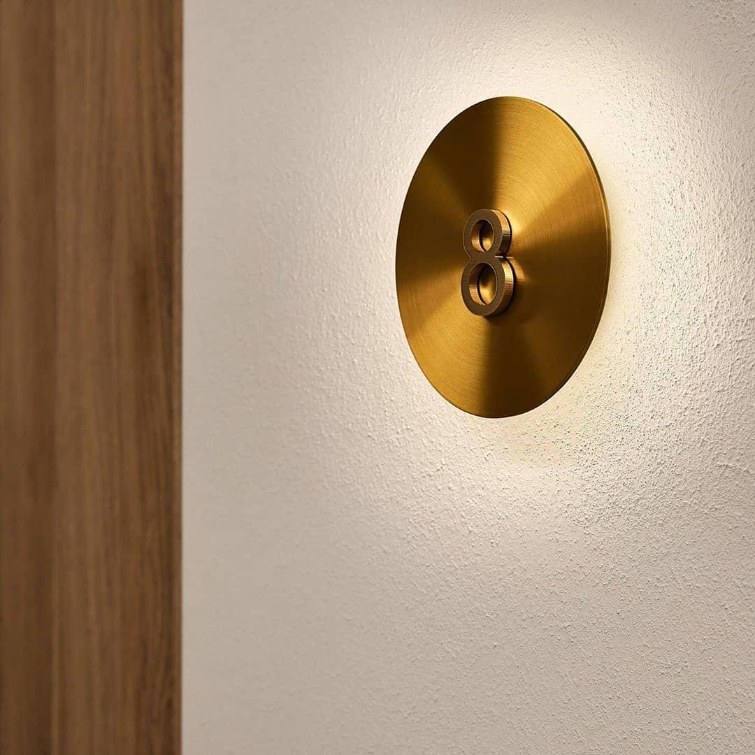 Phelan Brass Minimalist Wall Lamp-Neutral Decor