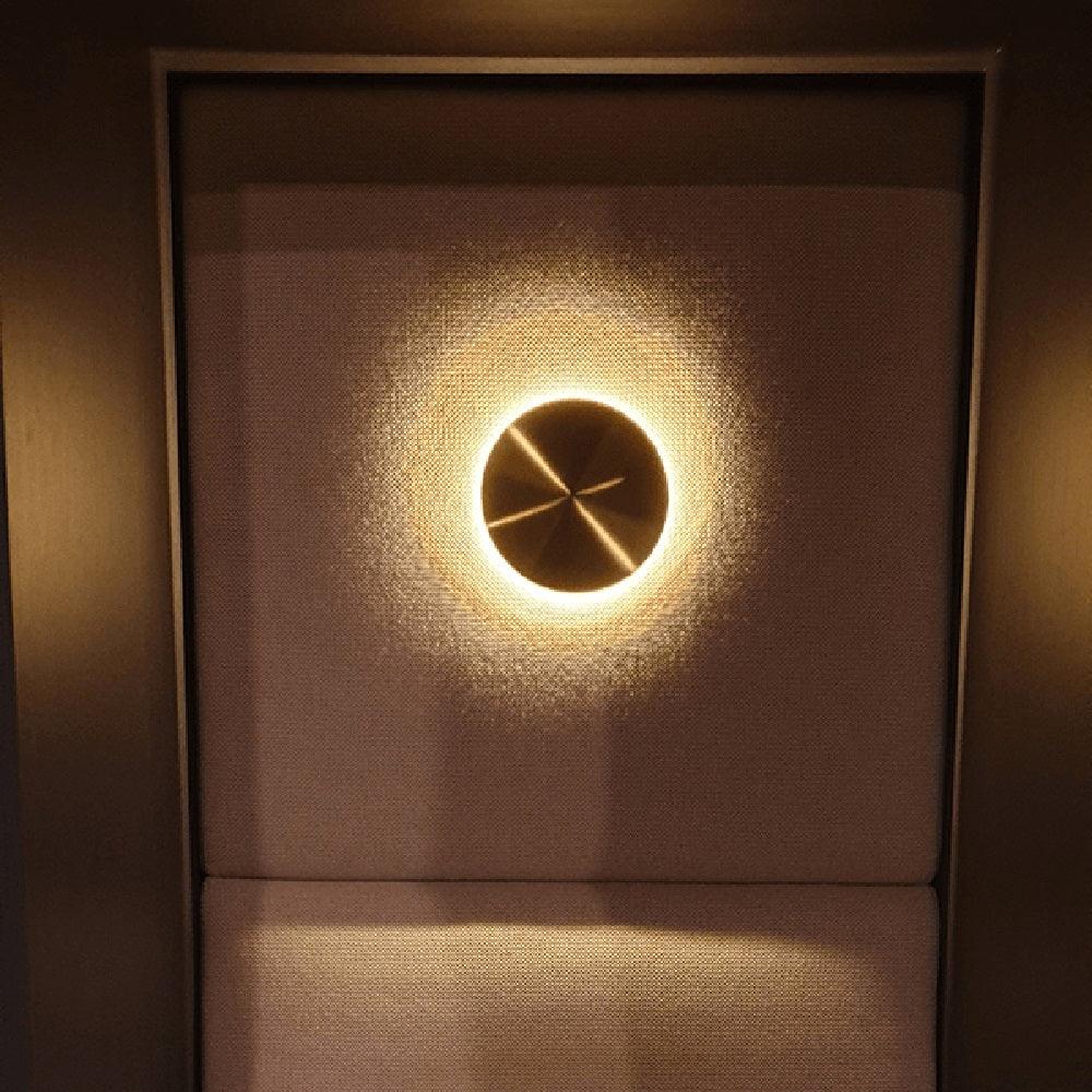 Phelan Brass Minimalist Wall Lamp-Neutral Decor
