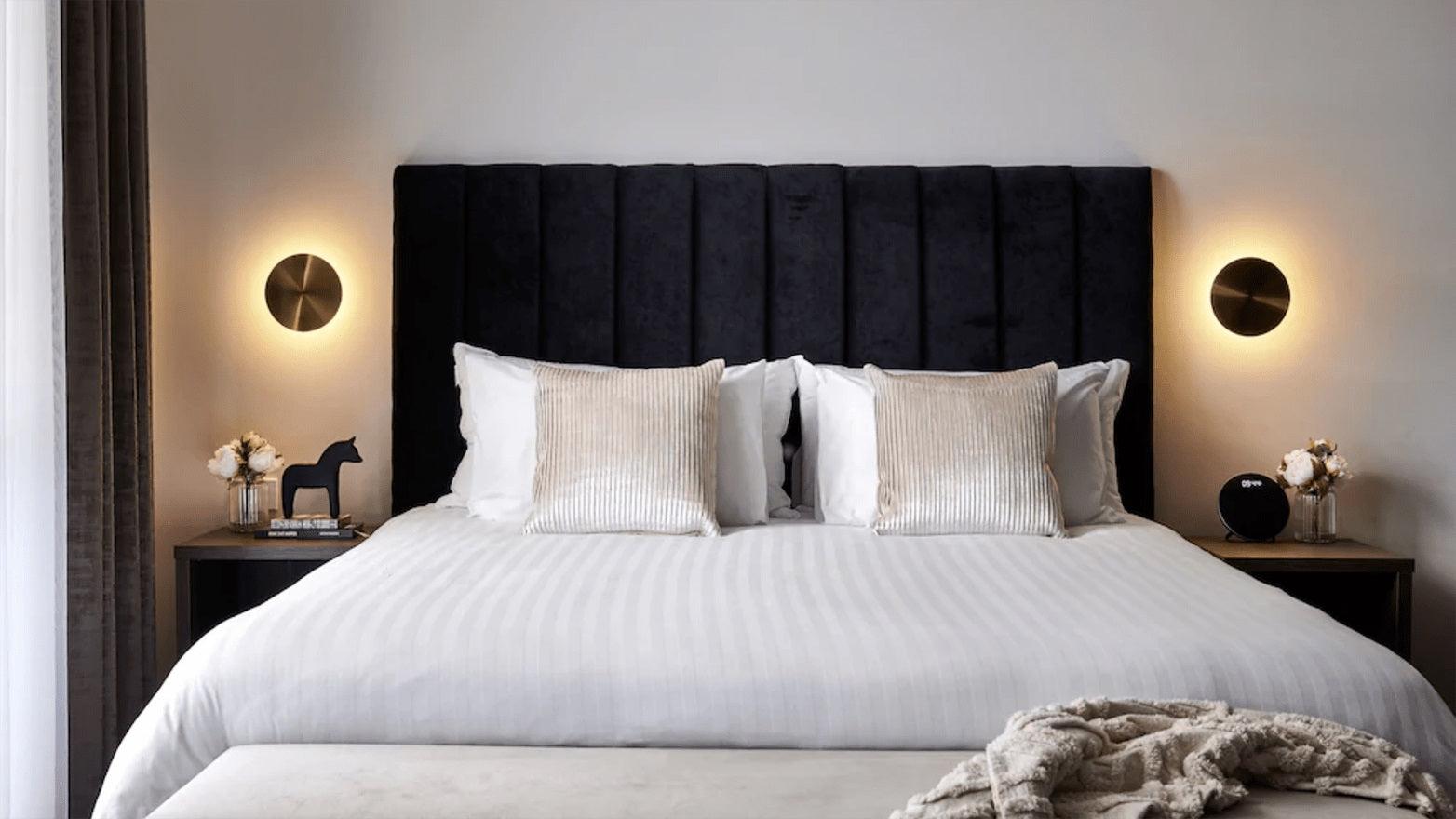 Phelan Brass Minimalist Wall Lamp-Neutral Decor
