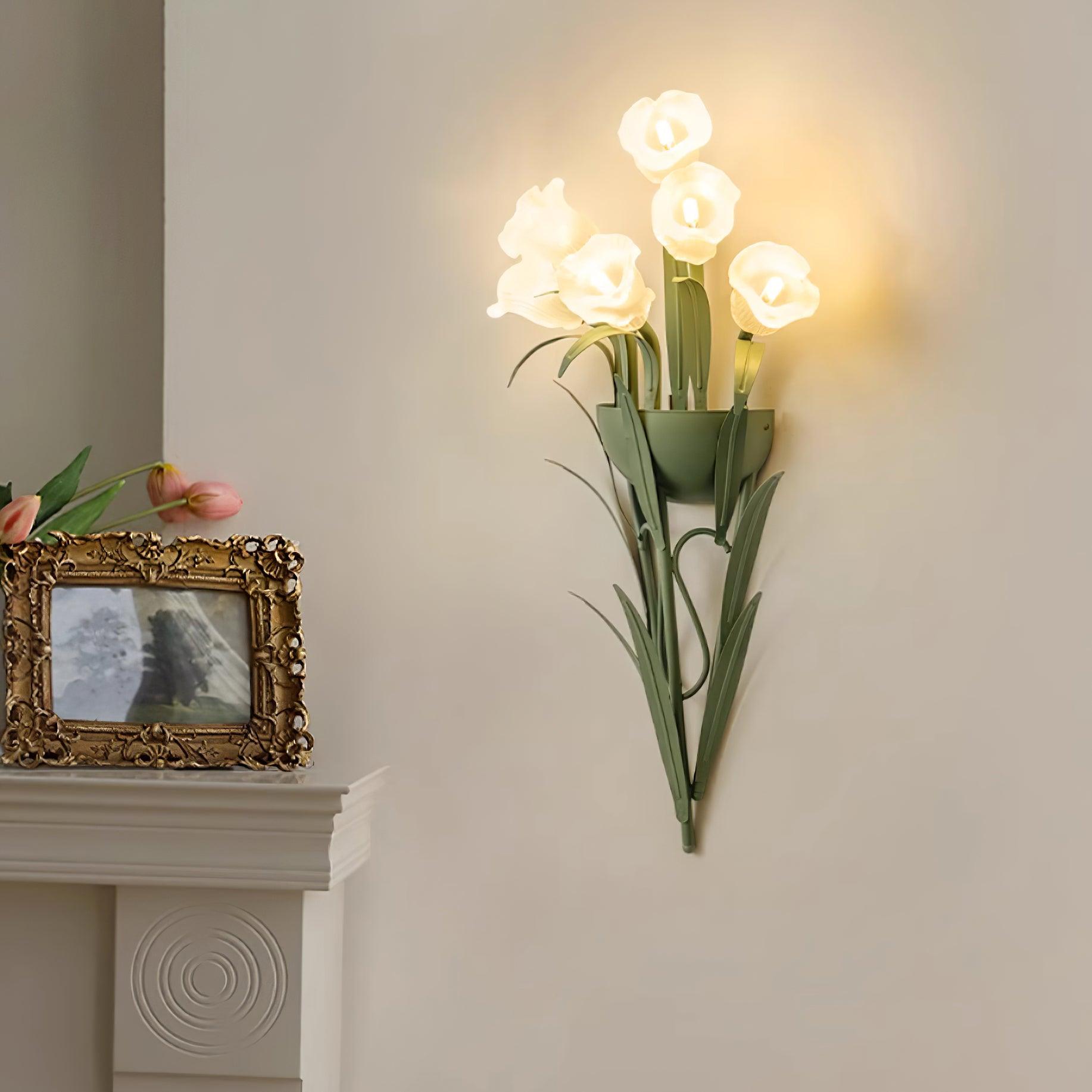 Lunafleur Lily Wall Lamp