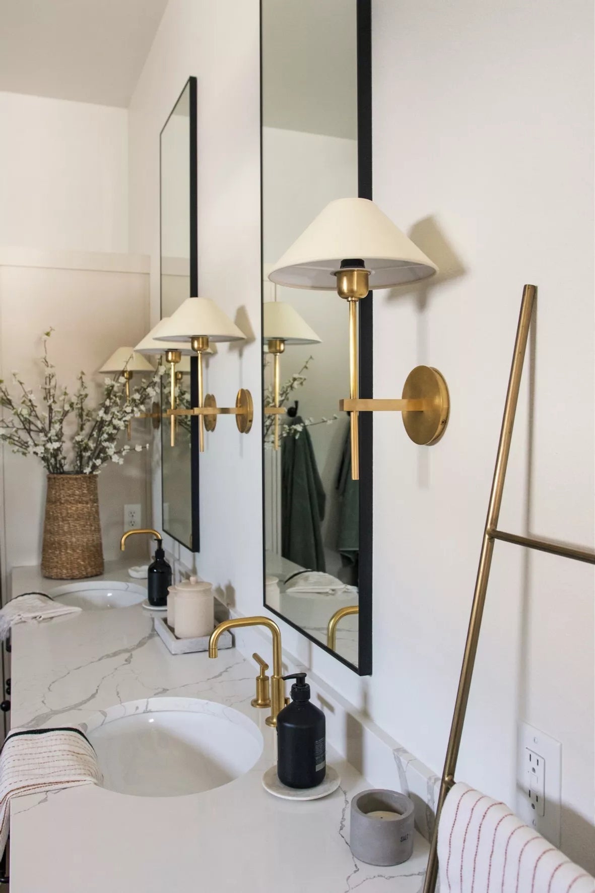 Aurel Wall Lamp