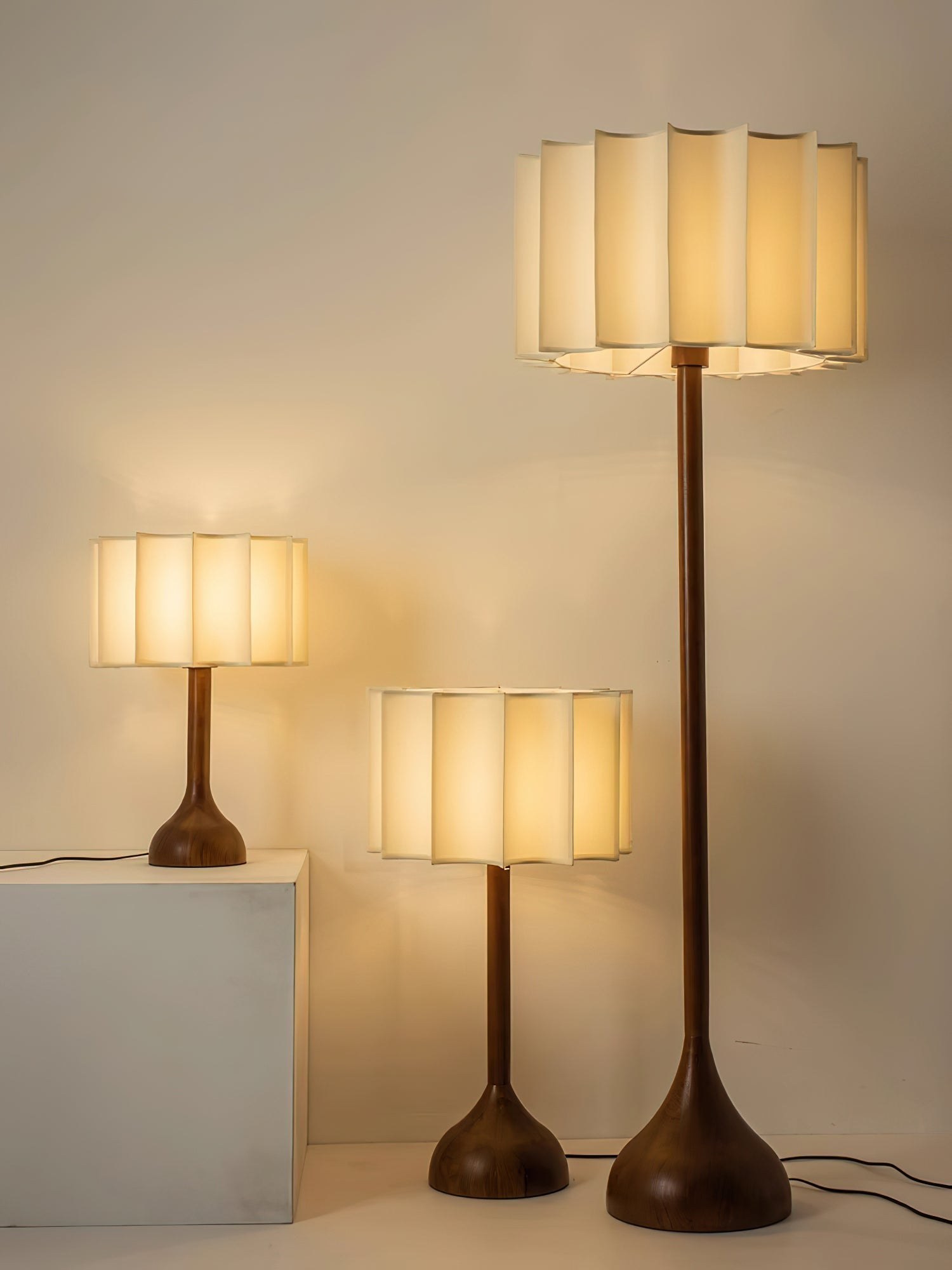 Livenq Wood Fabric Retro Table Lamp-Neutral Decor