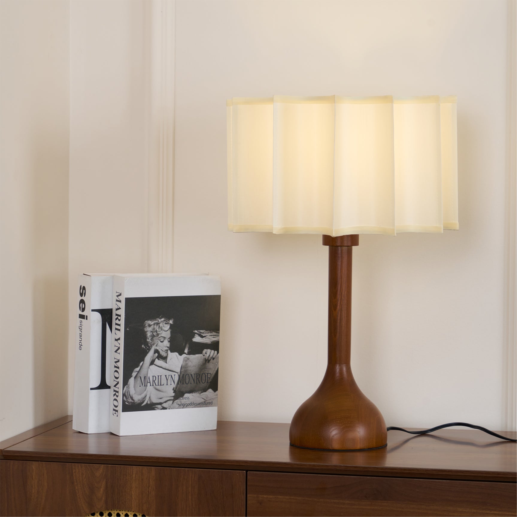 Livenq Wood Fabric Retro Table Lamp-Neutral Decor