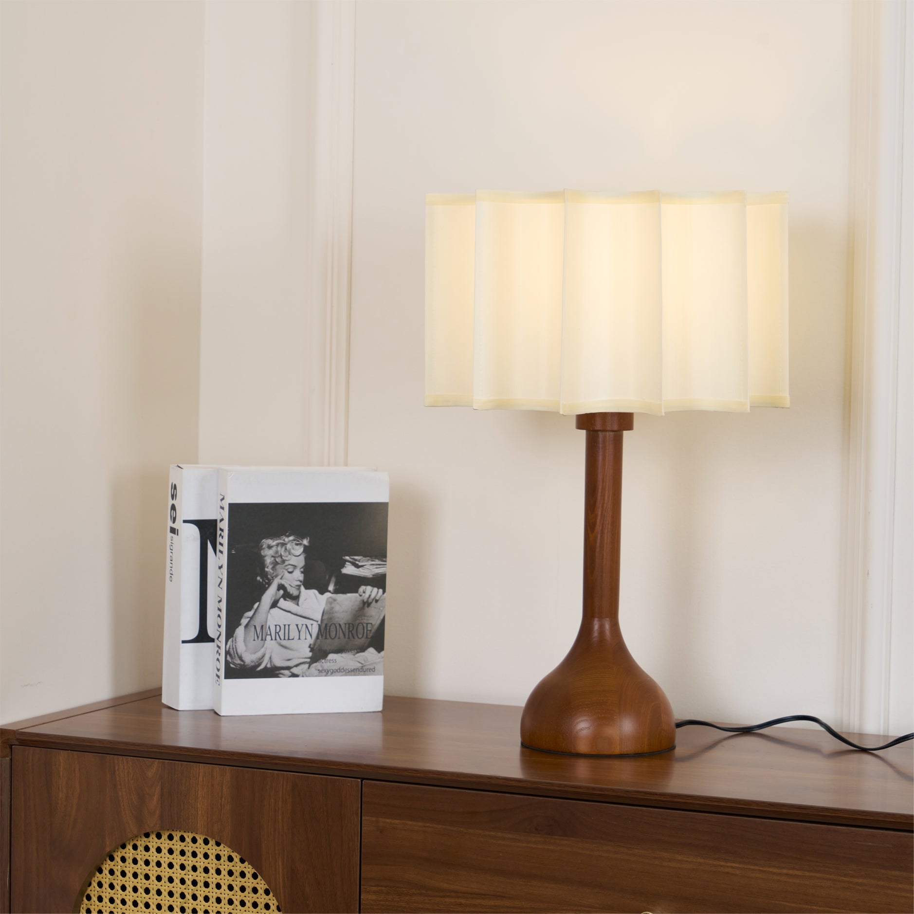 Livenq Wood Fabric Retro Table Lamp-Neutral Decor