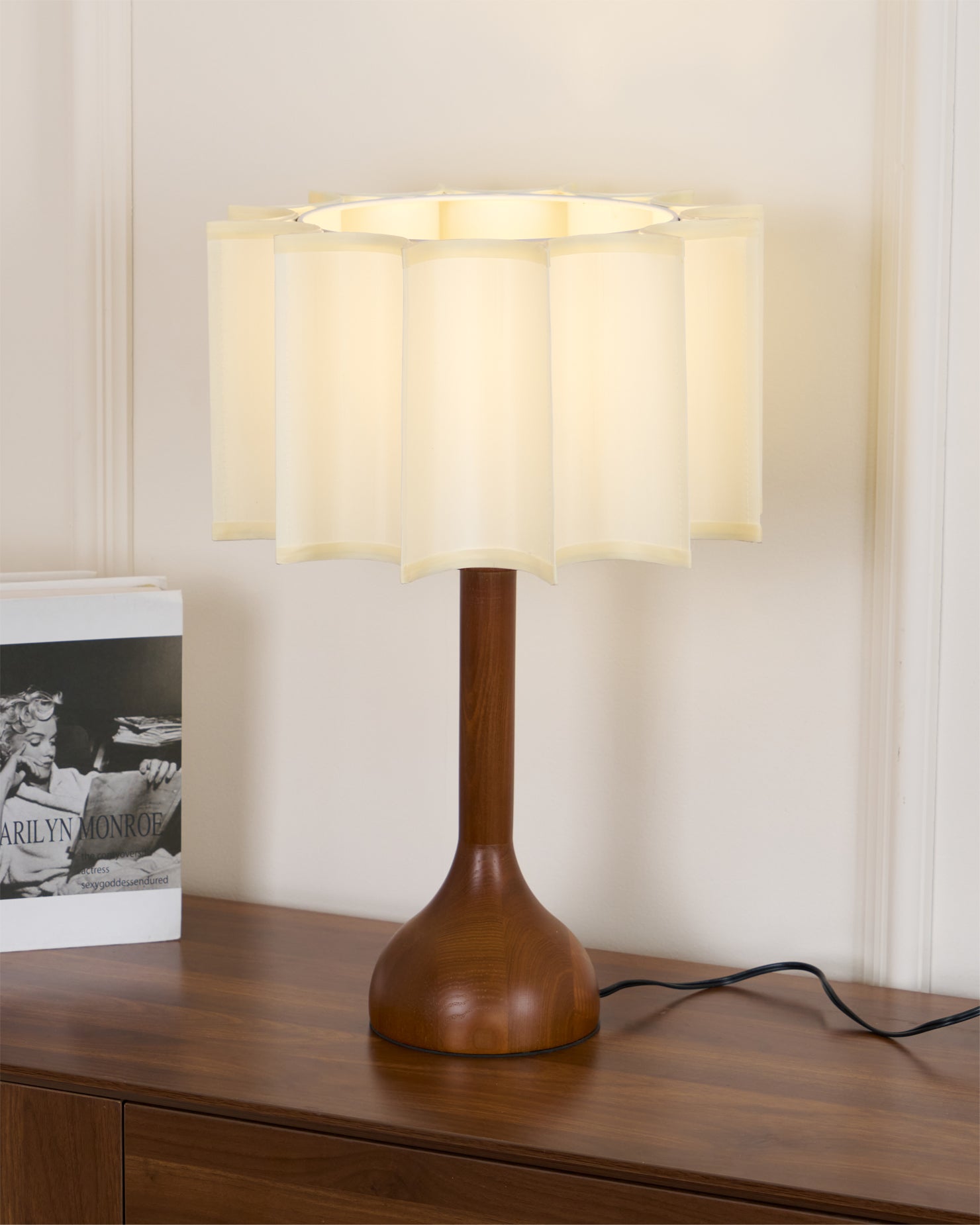 Livenq Wood Fabric Retro Table Lamp-Neutral Decor