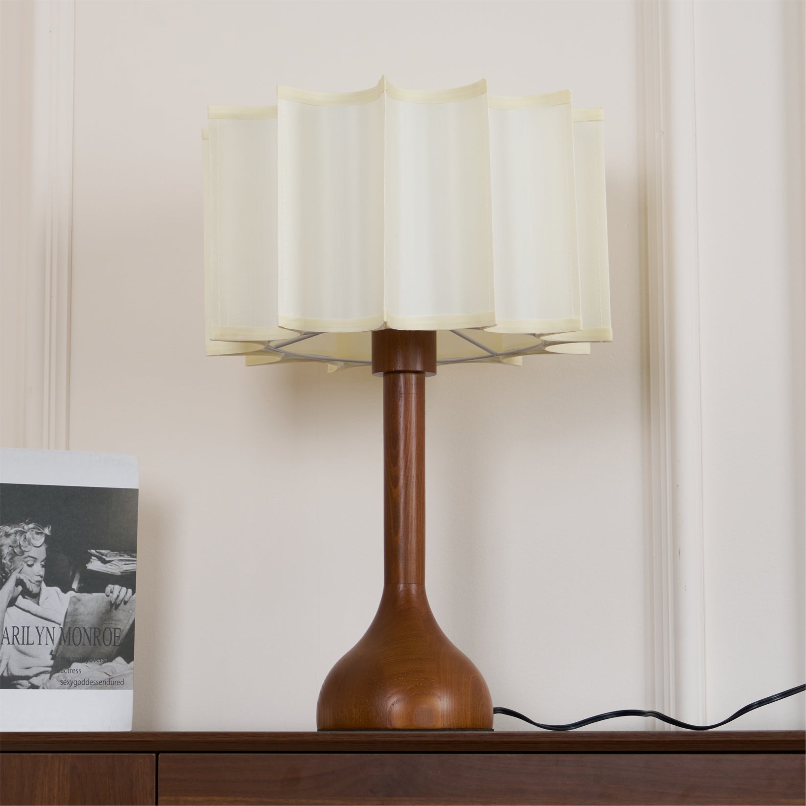 Livenq Wood Fabric Retro Table Lamp-Neutral Decor