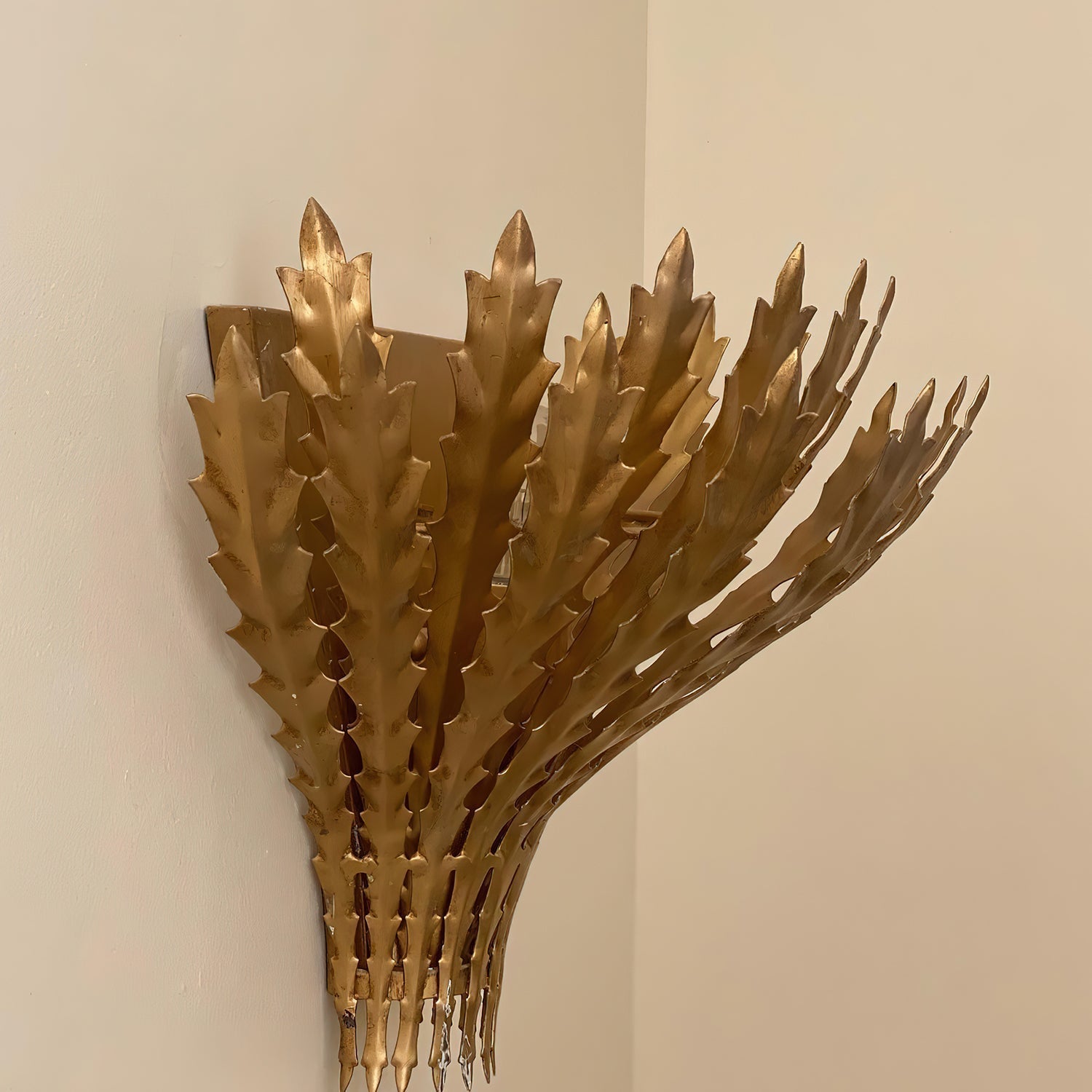Hampton Wall Light Handmade Leaf Motif Elegant-Neutral Decor