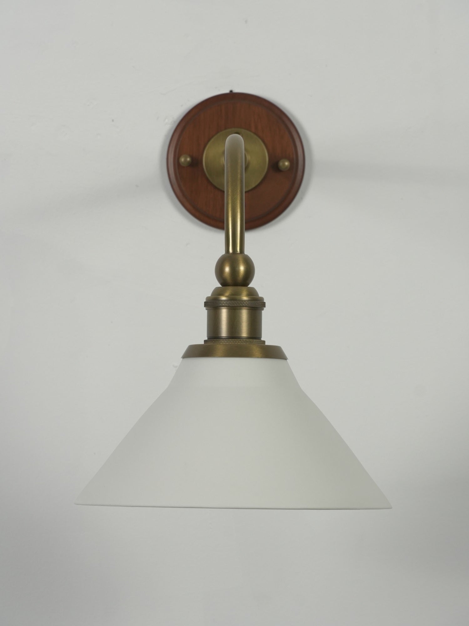 Dimensional diagram of the Heirloom wall lamp.