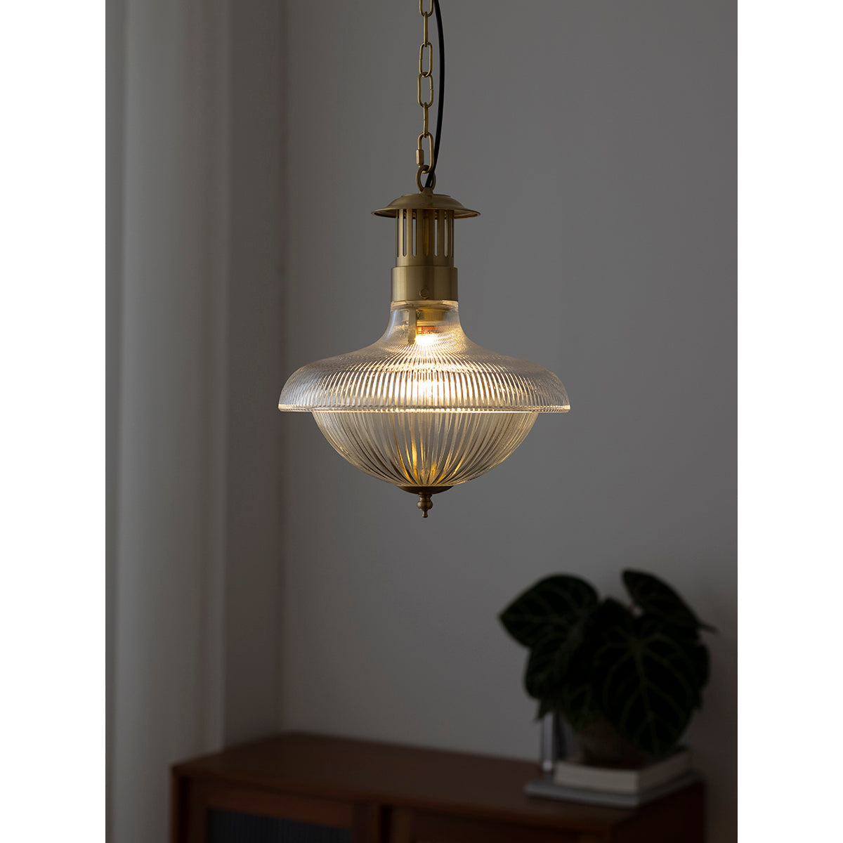 The gold finish of the lamp holder in detail.