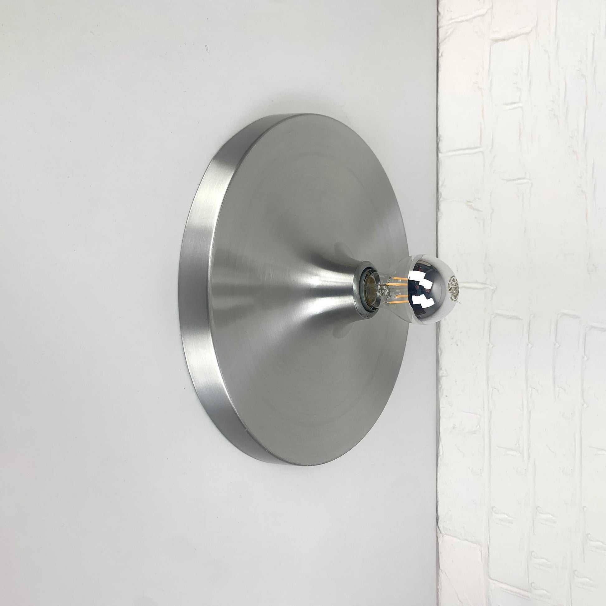 Dimensional graphic of the circular wall lamp.