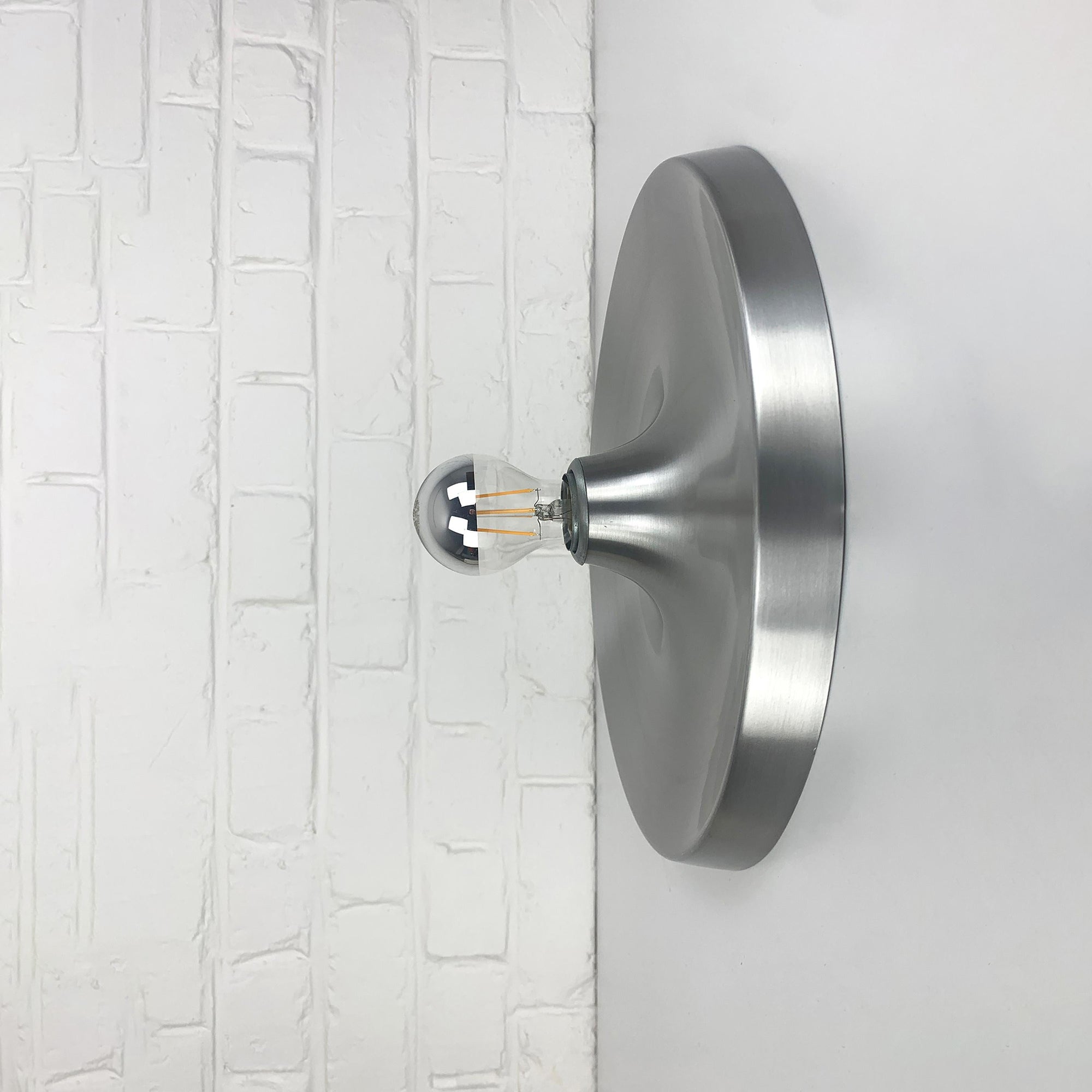 Detailed craftsmanship of the silver aluminum lamp body.