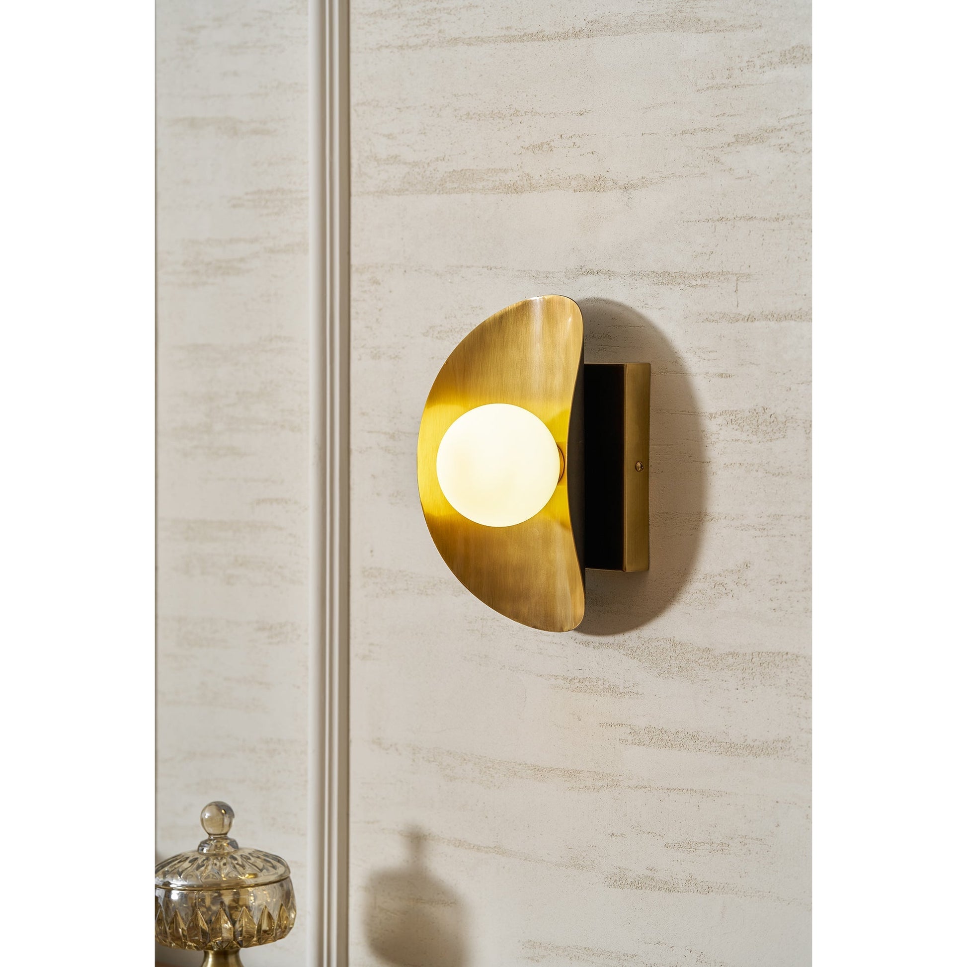 Angled view of the single-head Hopper Wall Lamp.