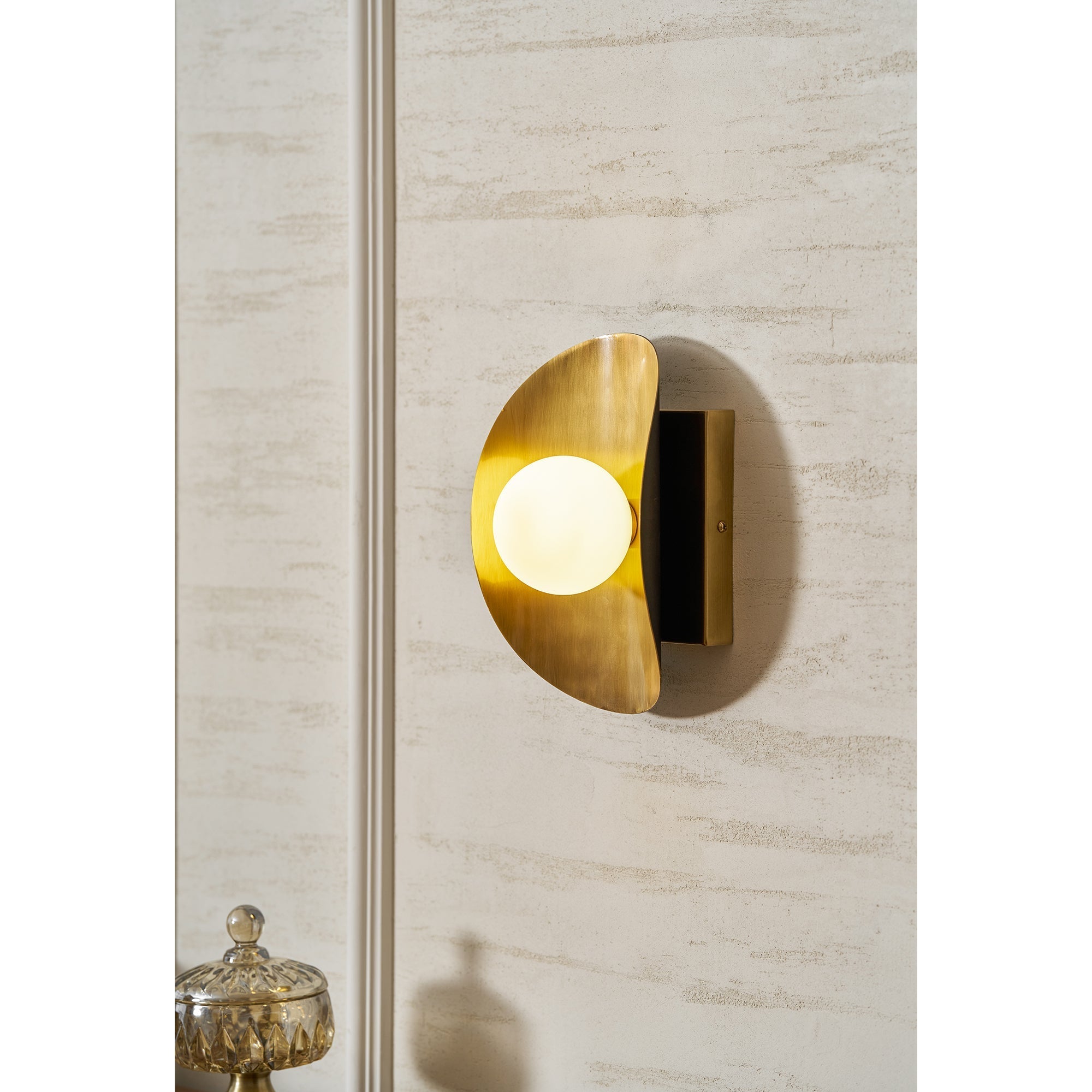 Angled view of the single-head Hopper Wall Lamp.