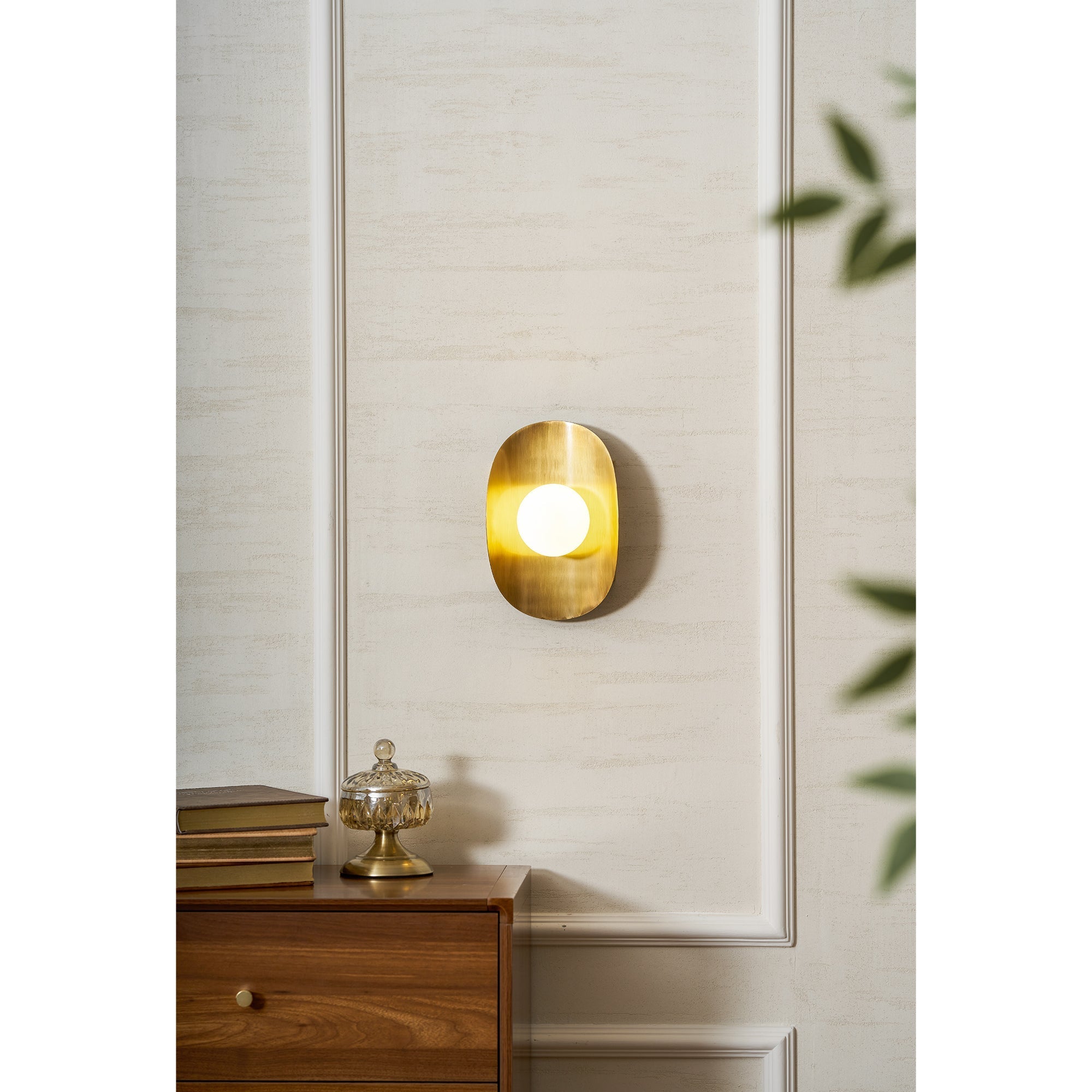Side profile of the Hopper Wall Lamp.