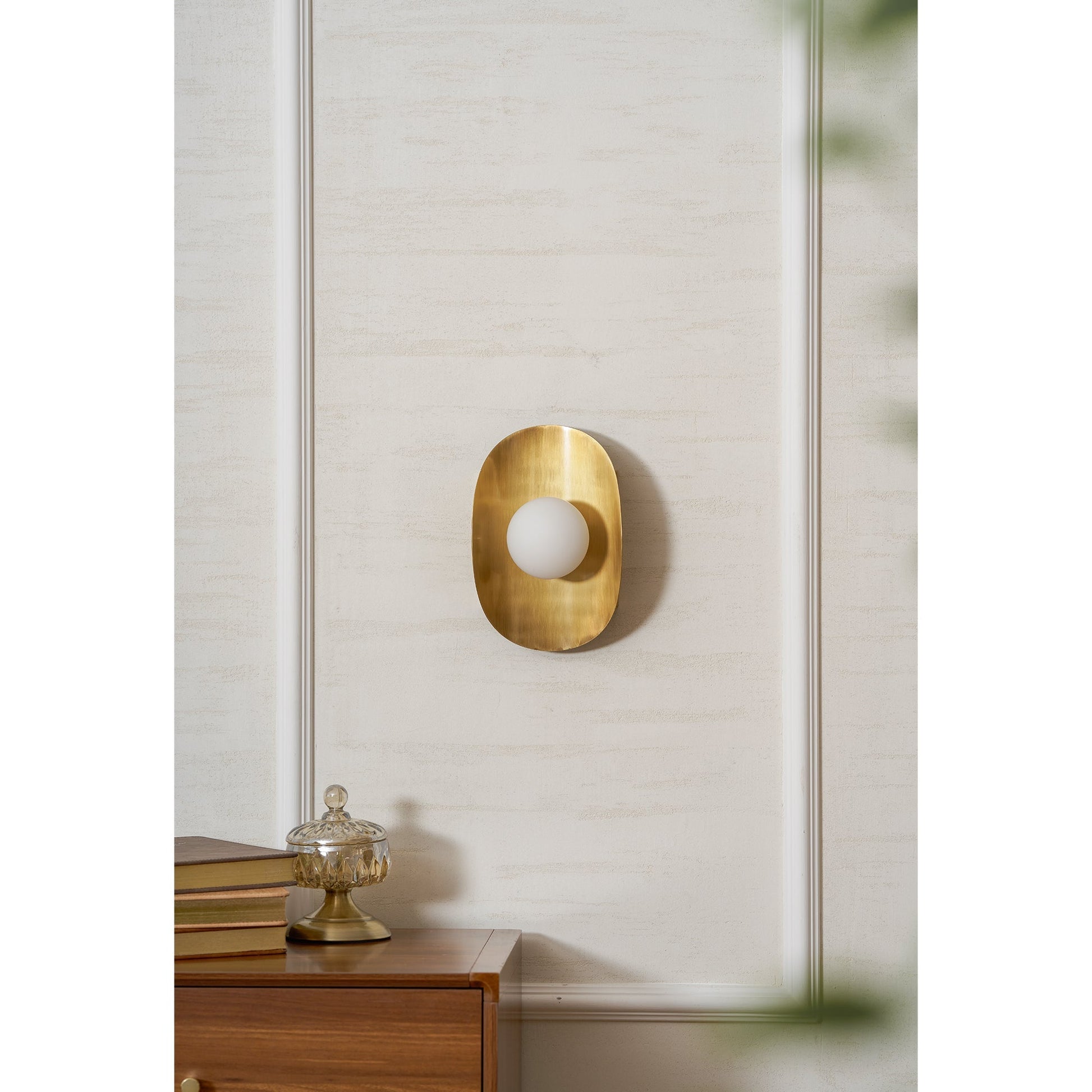 Dimensional drawing of the 3-head Hopper Wall Lamp.