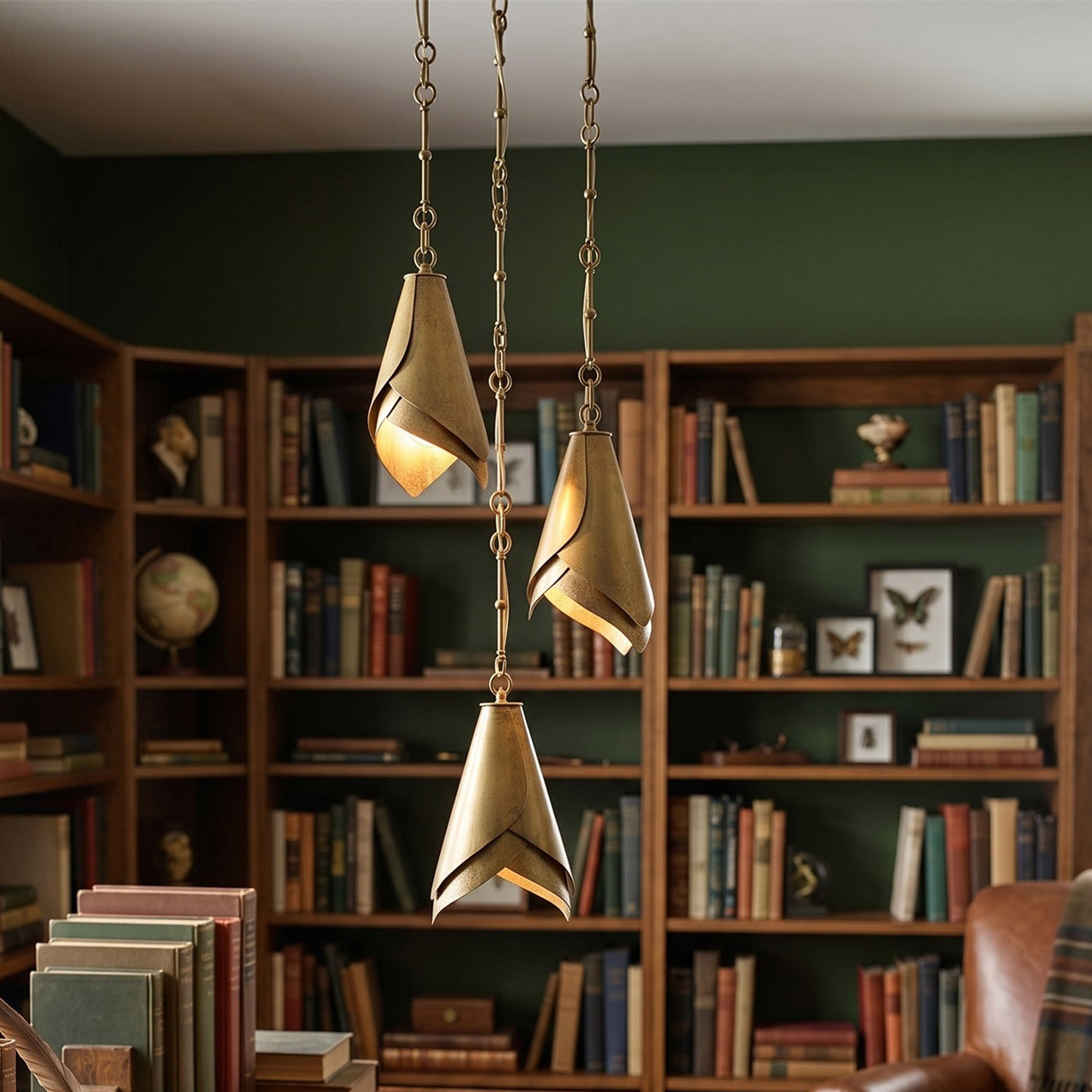 Three-head version of the Horse Hoof Piel Pendant Lamp cascading over a dining table.