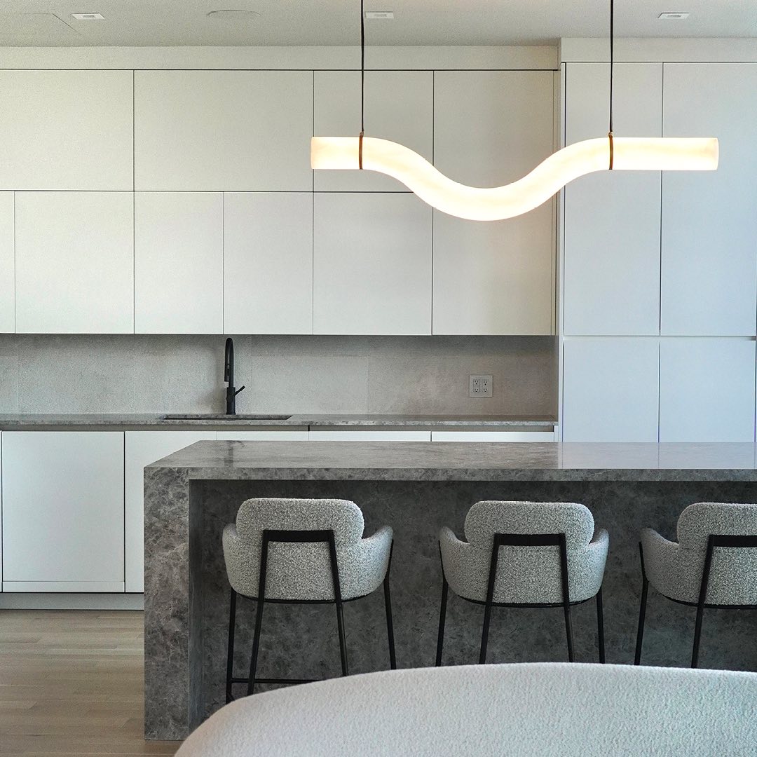 Mithos Curved Alabaster Pendant Light-Neutral Decor